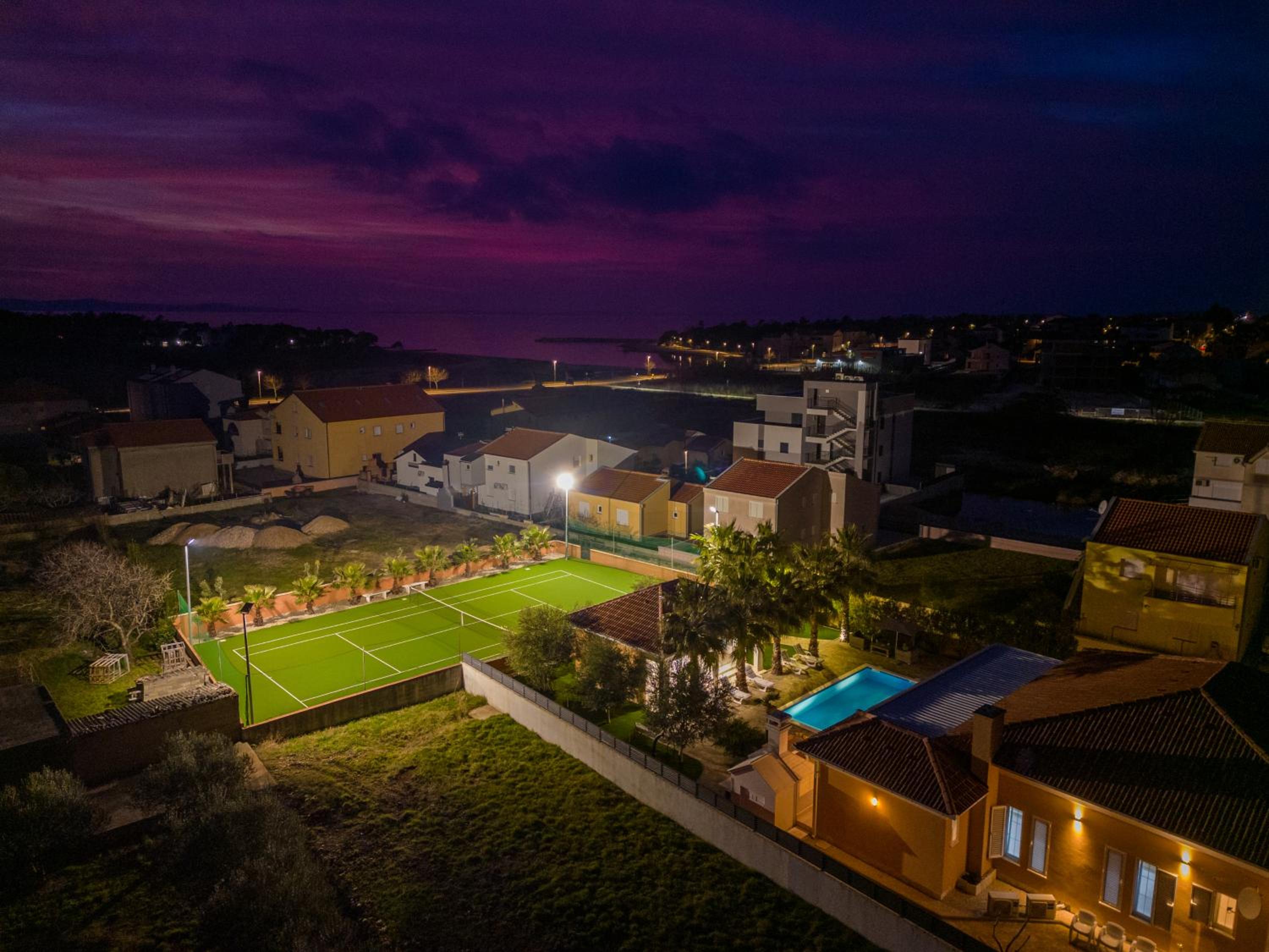 Luxury Villa Agape Palm Beach Tennisplatz view 3