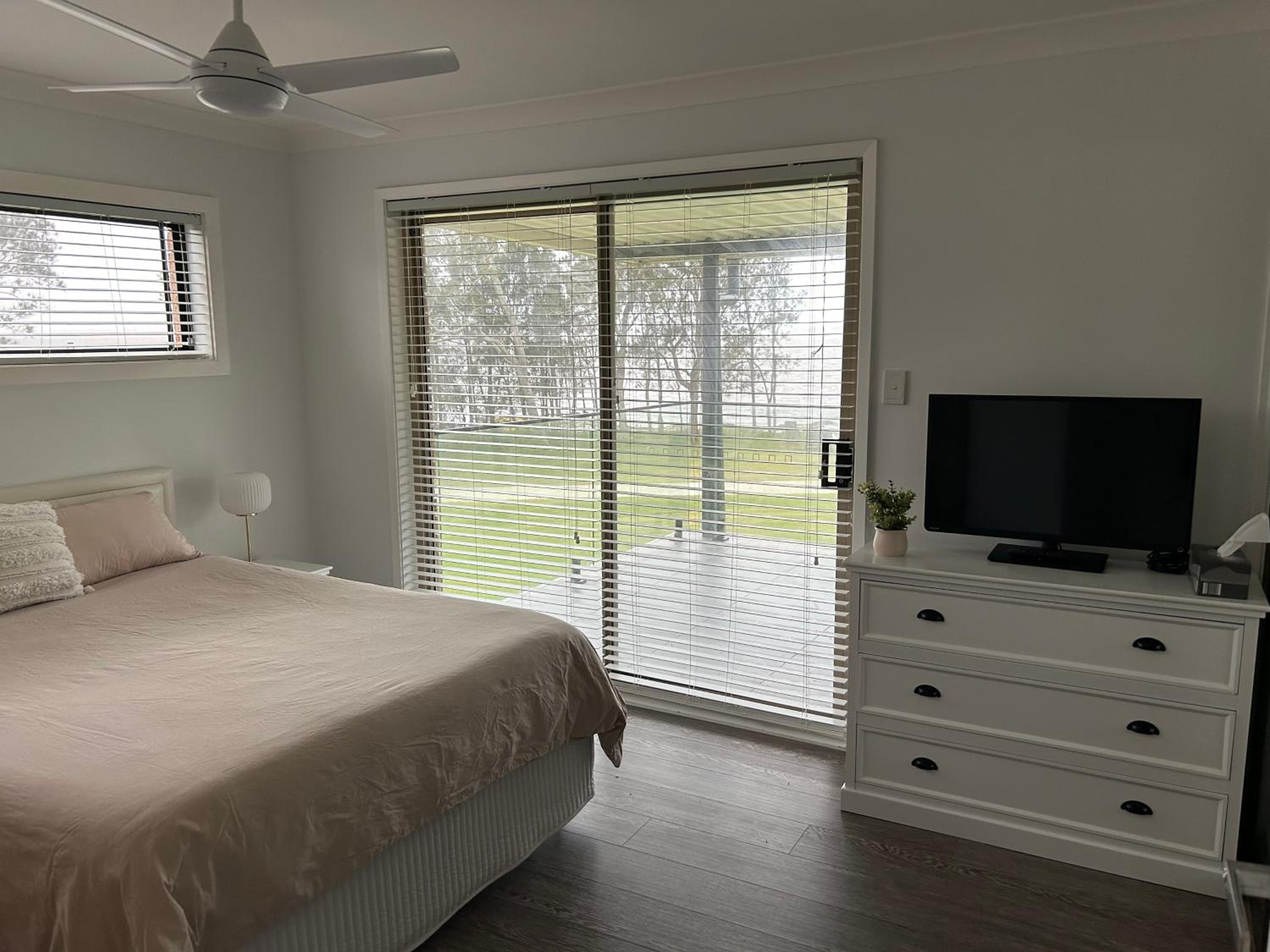 Four Bedroom Lake Side House Recent Reno