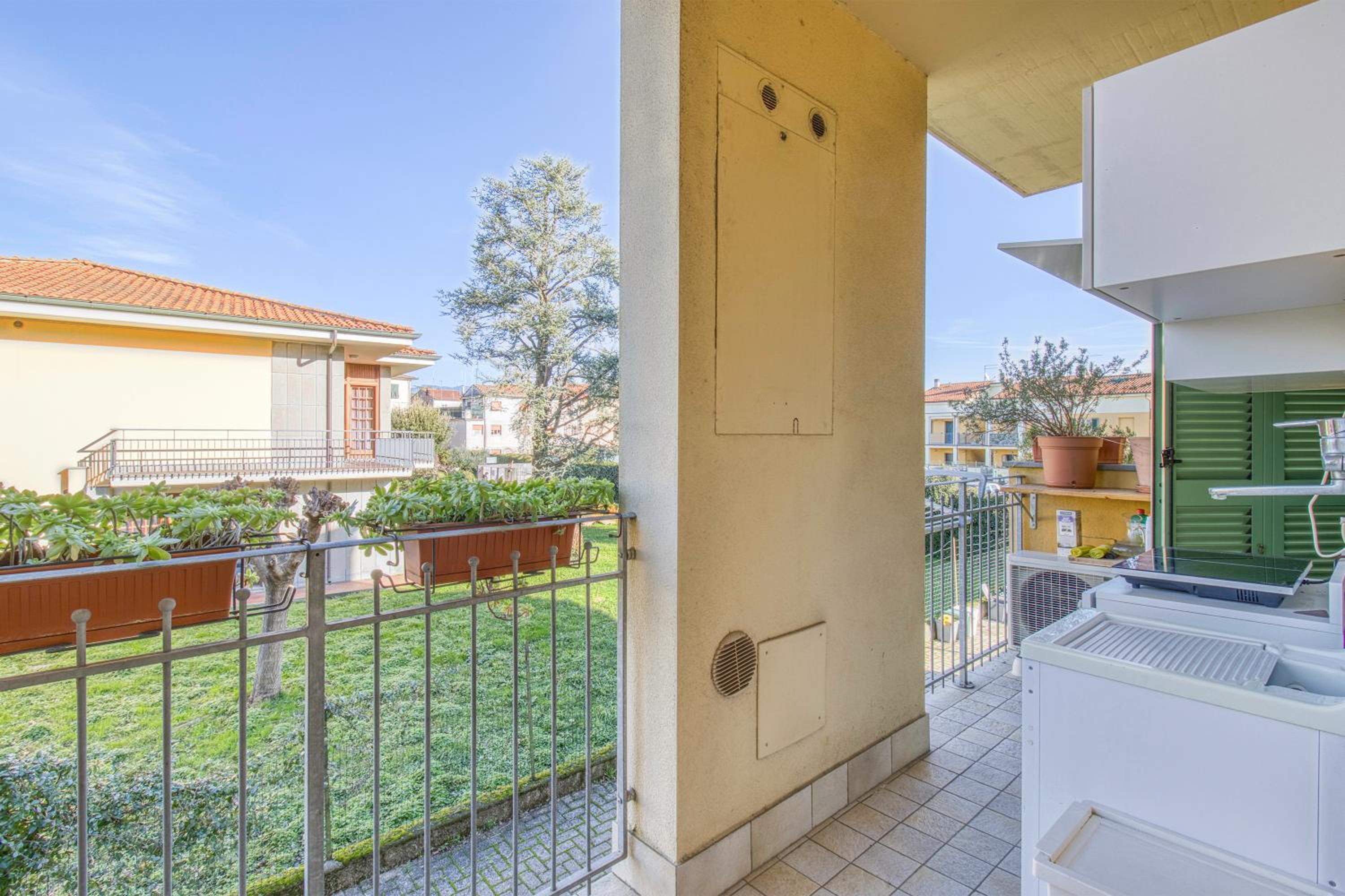 Appartamento Le Mimose - Lucca Apartment with Balcony - Happy Rentals