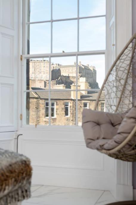 Spacious modern city centre apartment Castle Views view 2