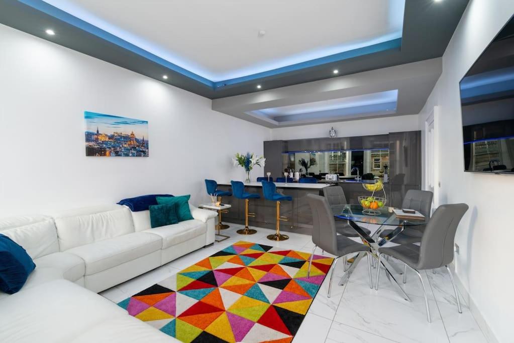 Spacious modern city centre apartment Castle Views view 5