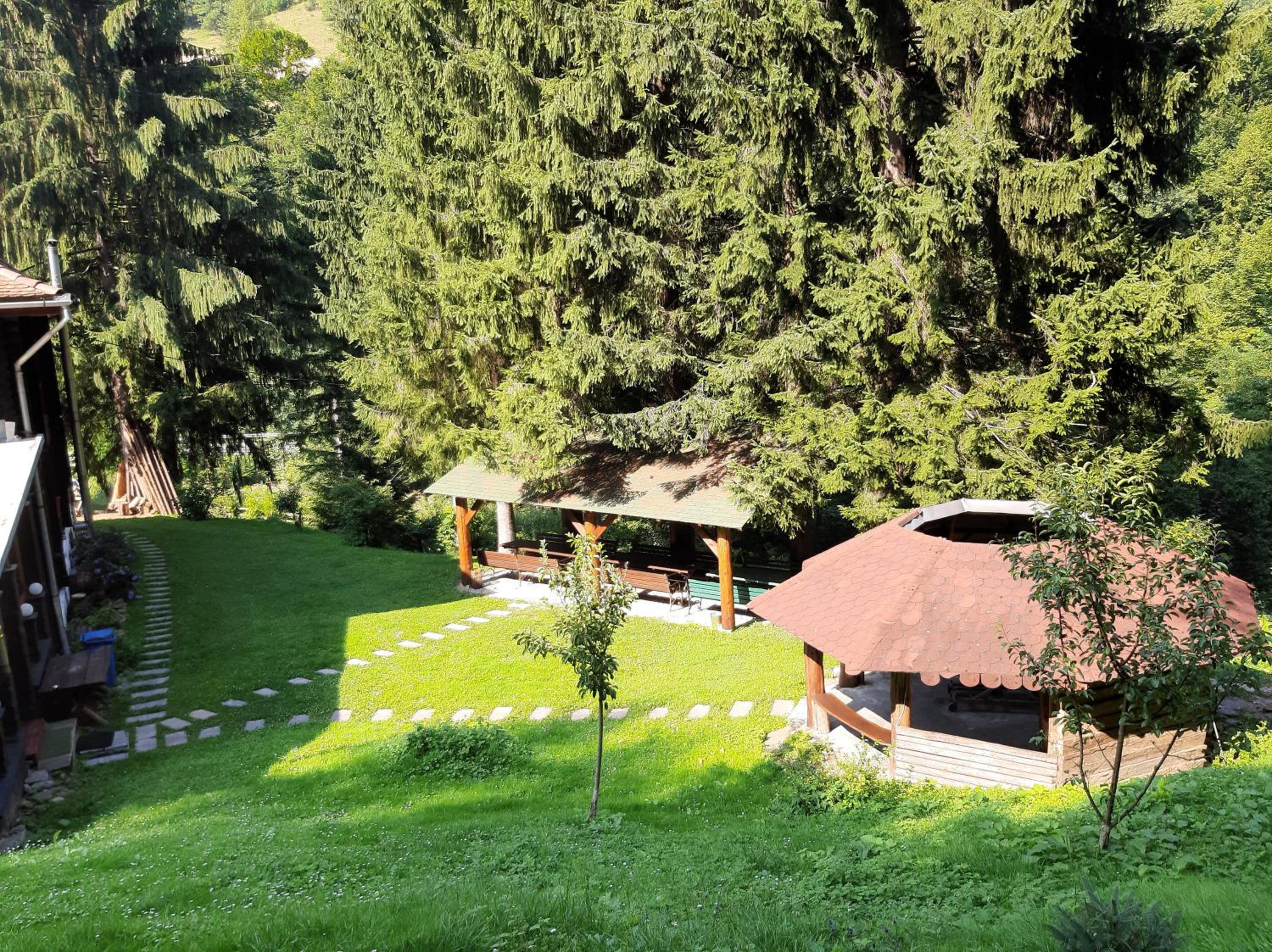 Cabana Basmelor cu Ciubar view 5