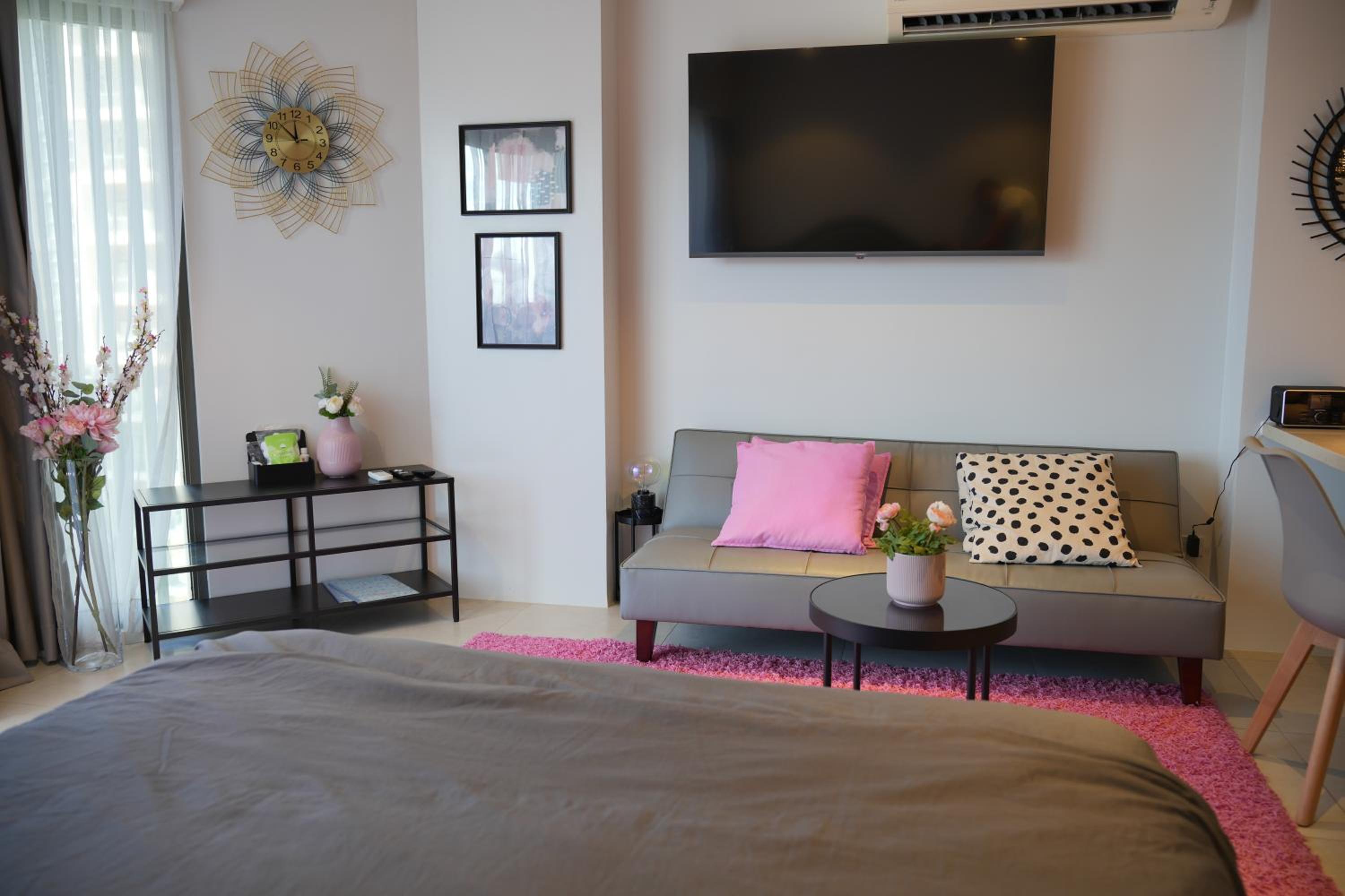 Chic Cozy Studio at Tambuli Residences Ocean View by Dominik Studio with Pool Access & Balcony in Mactan view 4