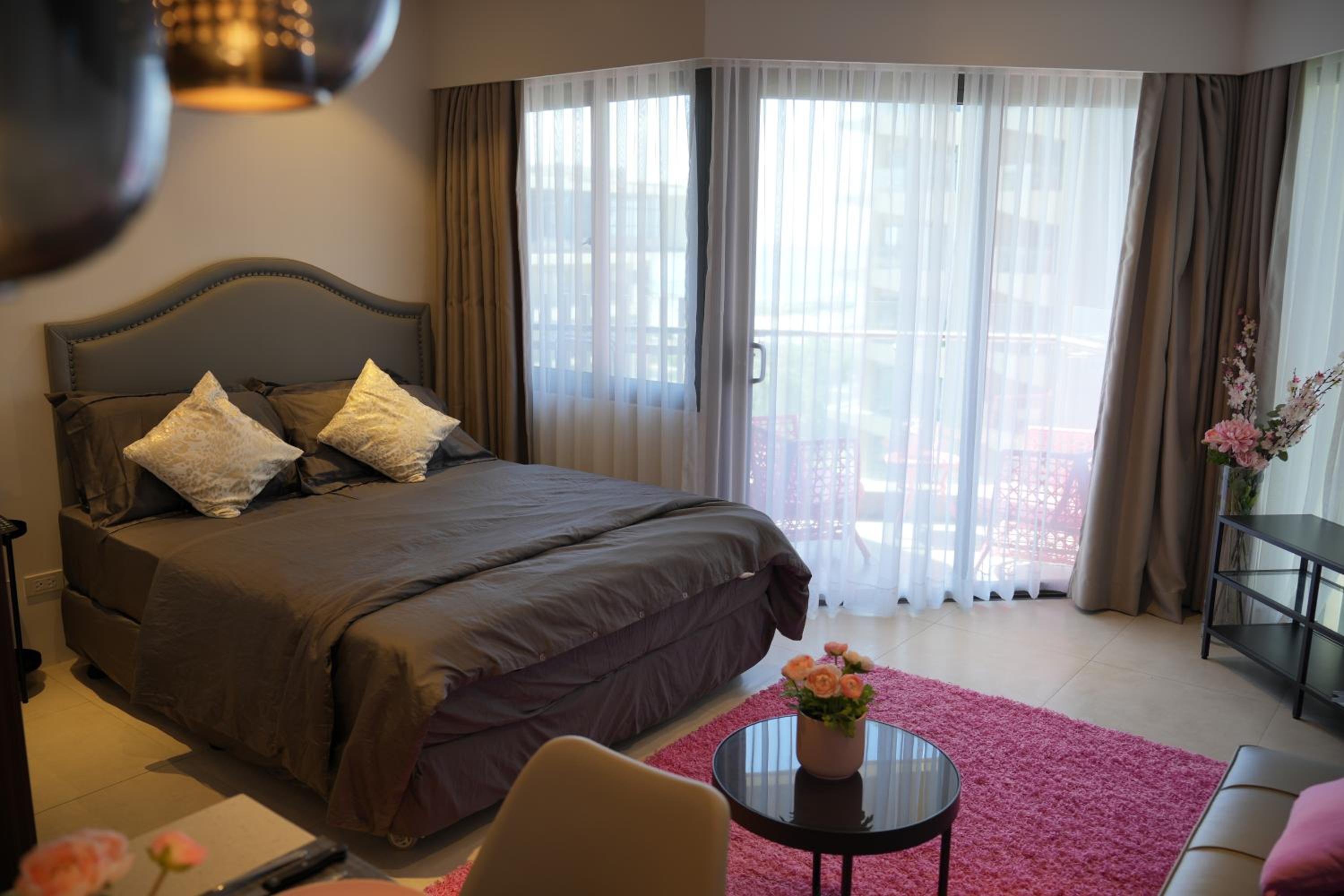 Chic Cozy Studio at Tambuli Residences Ocean View by Dominik Studio with Pool Access & Balcony in Mactan view 5