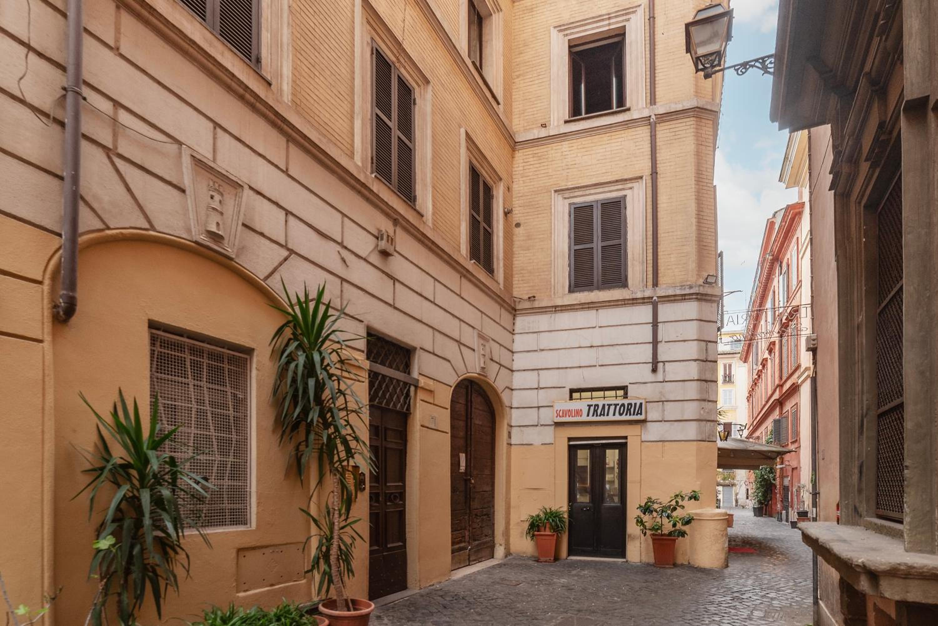 GuestHost - Cozy Trevi Romance