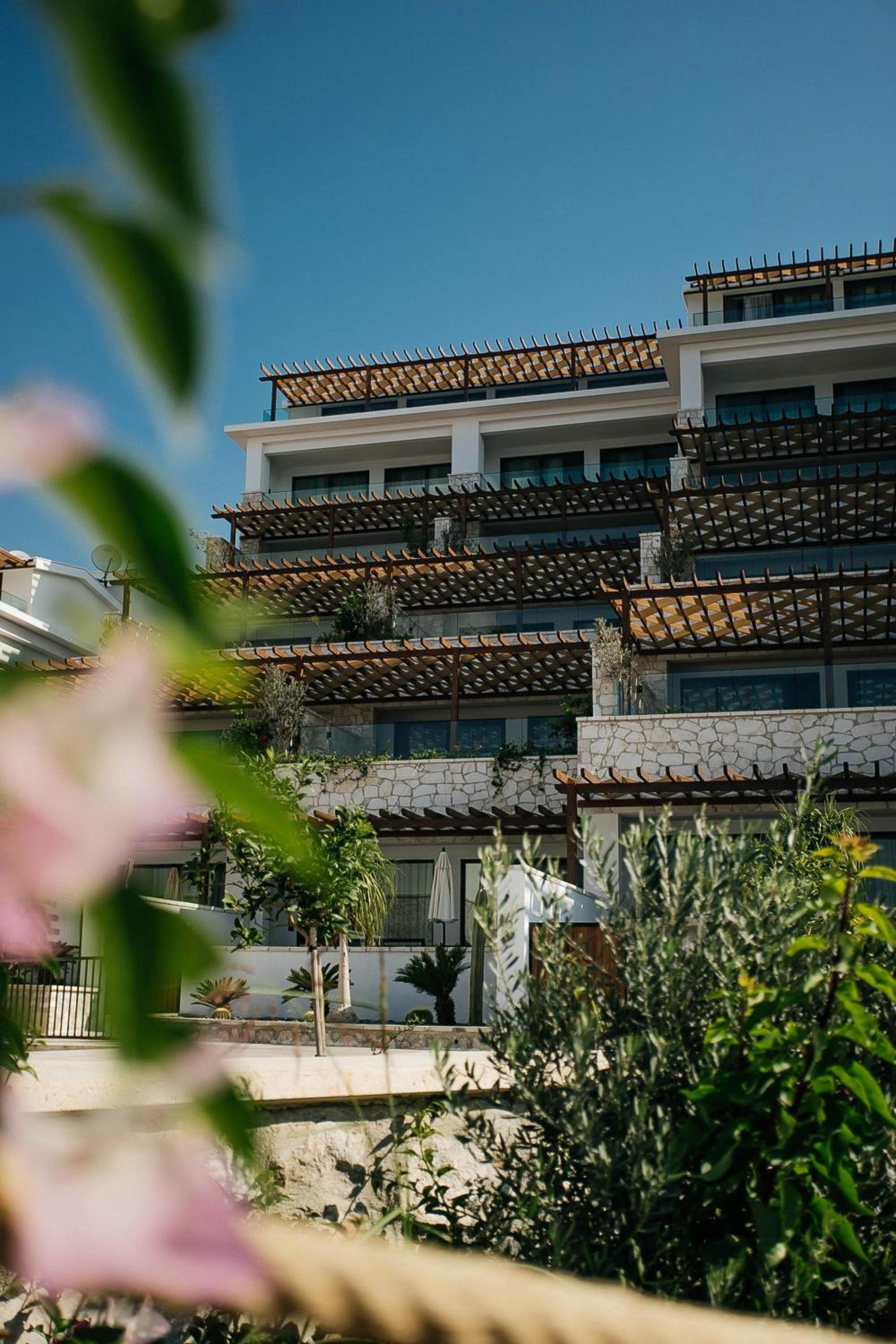 Hotel Lures Hotel - Image 1