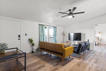 Starlight Horizon Cabin L - Pet-Friendly Texas Hill Country Cabin Near Canyon Lake - Pool, Stargazing & Group Getaways - Sleeps 8 view 4