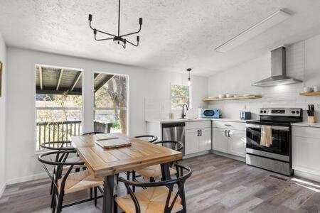 Starlight Horizon Cabin L - Pet-Friendly Texas Hill Country Cabin Near Canyon Lake - Pool, Stargazing & Group Getaways - Sleeps 8 view 3