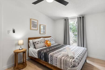 Starlight Horizon Cabin G - Pet-Friendly Texas Hill Country Cabin Near Canyon Lake - Pool, Stargazing & Group Getaways - Sleeps 8