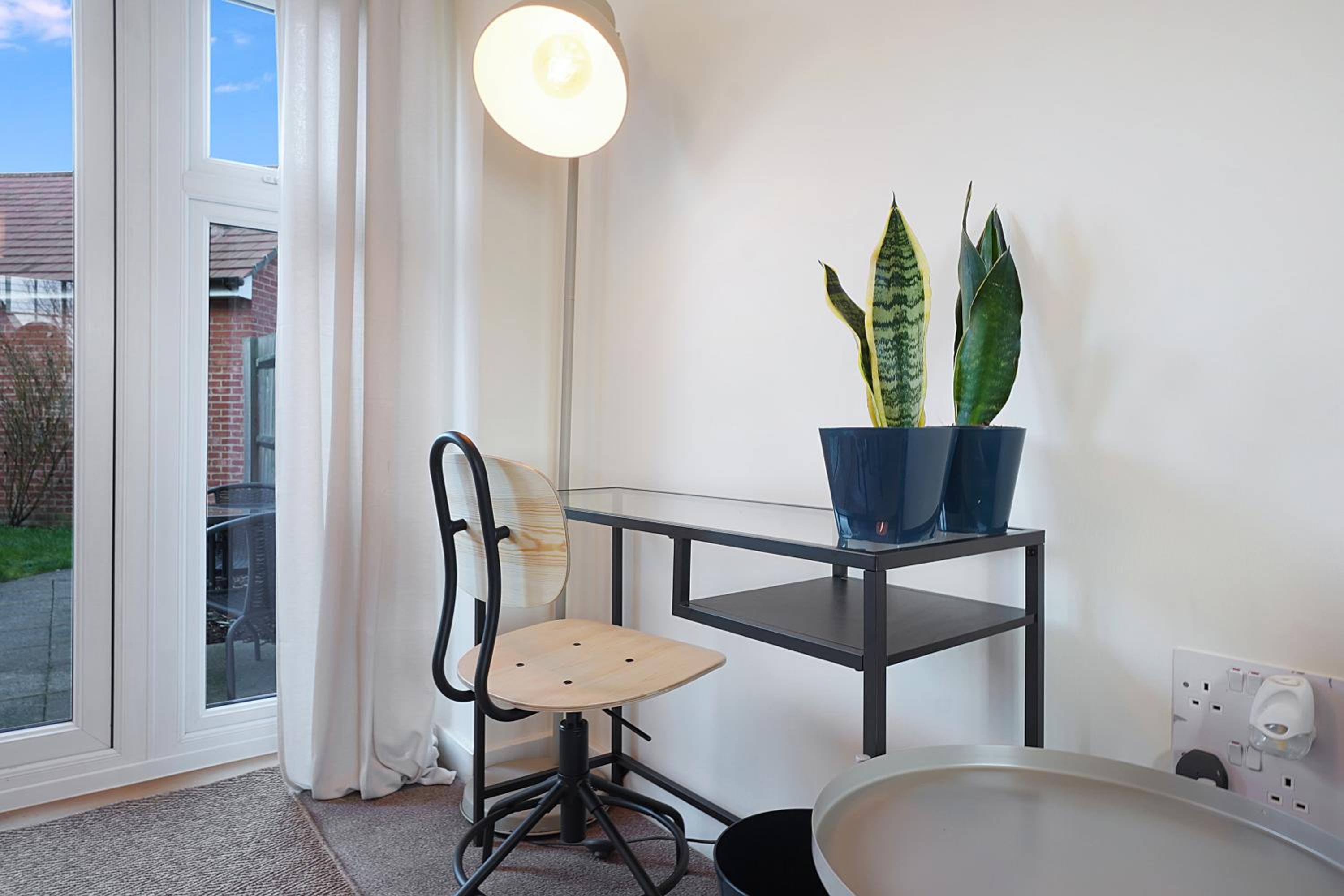 Eco - Family & contractor house, Ultra fast Wifi, free Garage Parking by Pure Abodes view 5