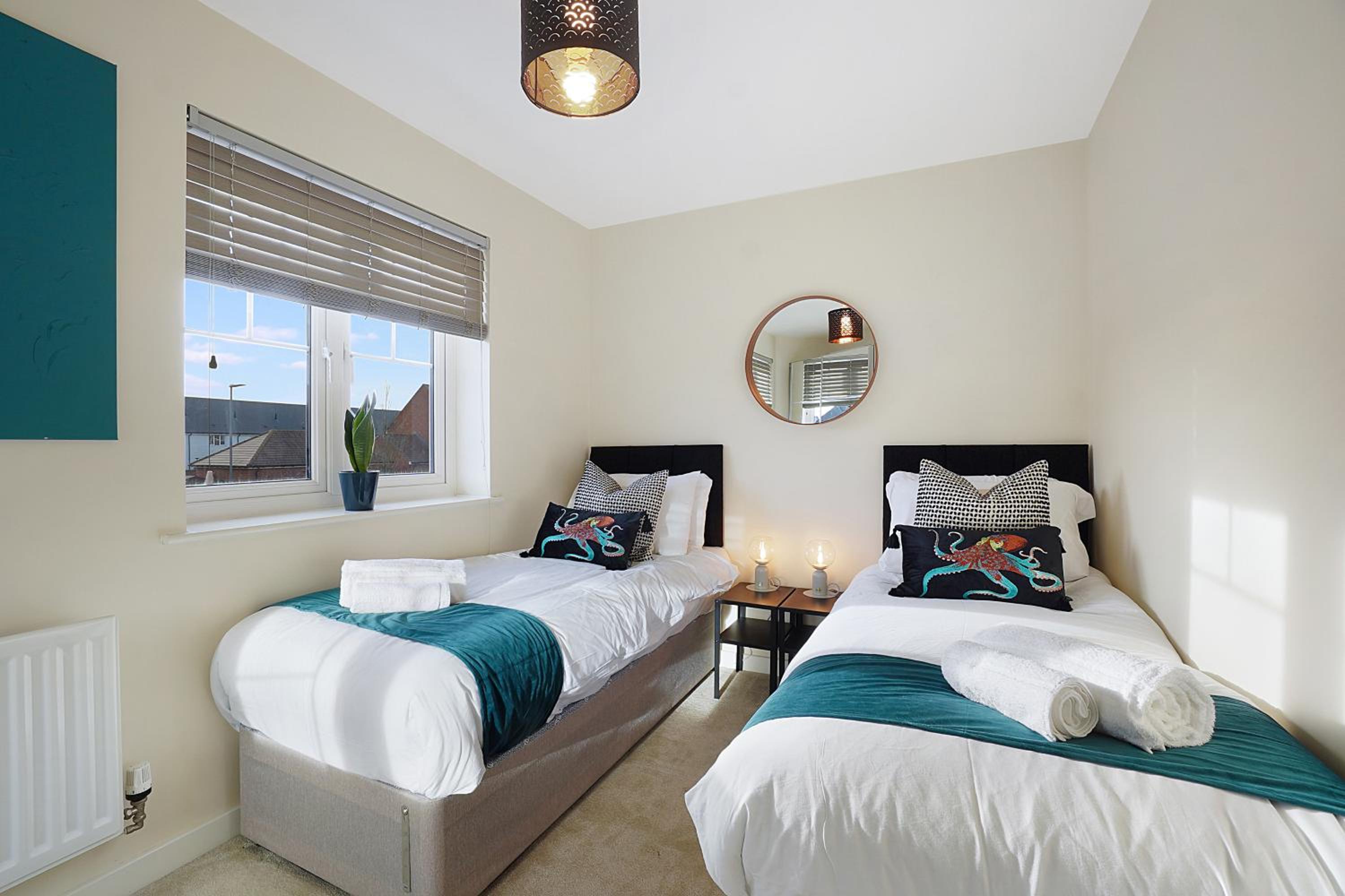 Eco - Family & contractor house, Ultra fast Wifi, free Garage Parking by Pure Abodes view 2