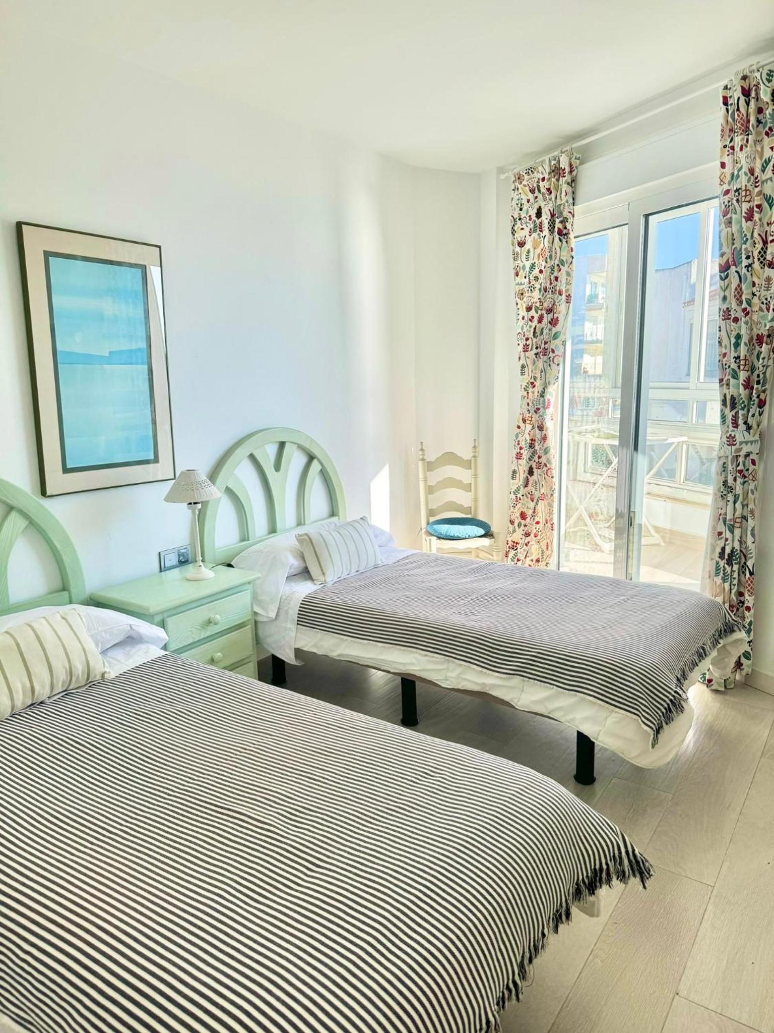SEA VIEW & BEACH ACCESS - Center - Parking