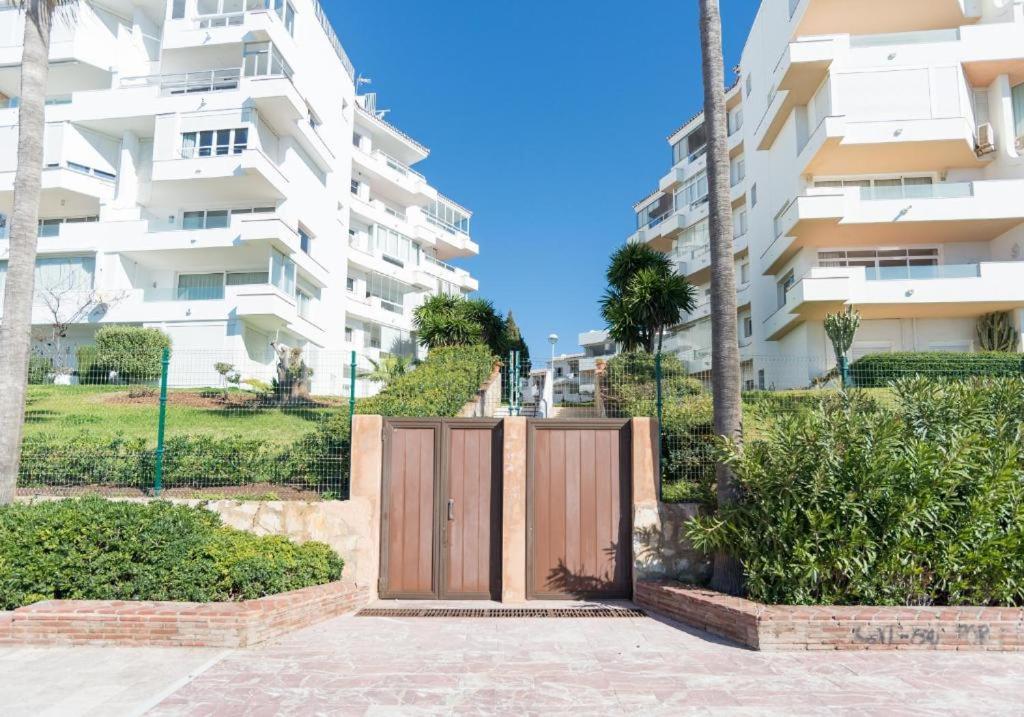 SEA VIEW & BEACH ACCESS - Center - Parking