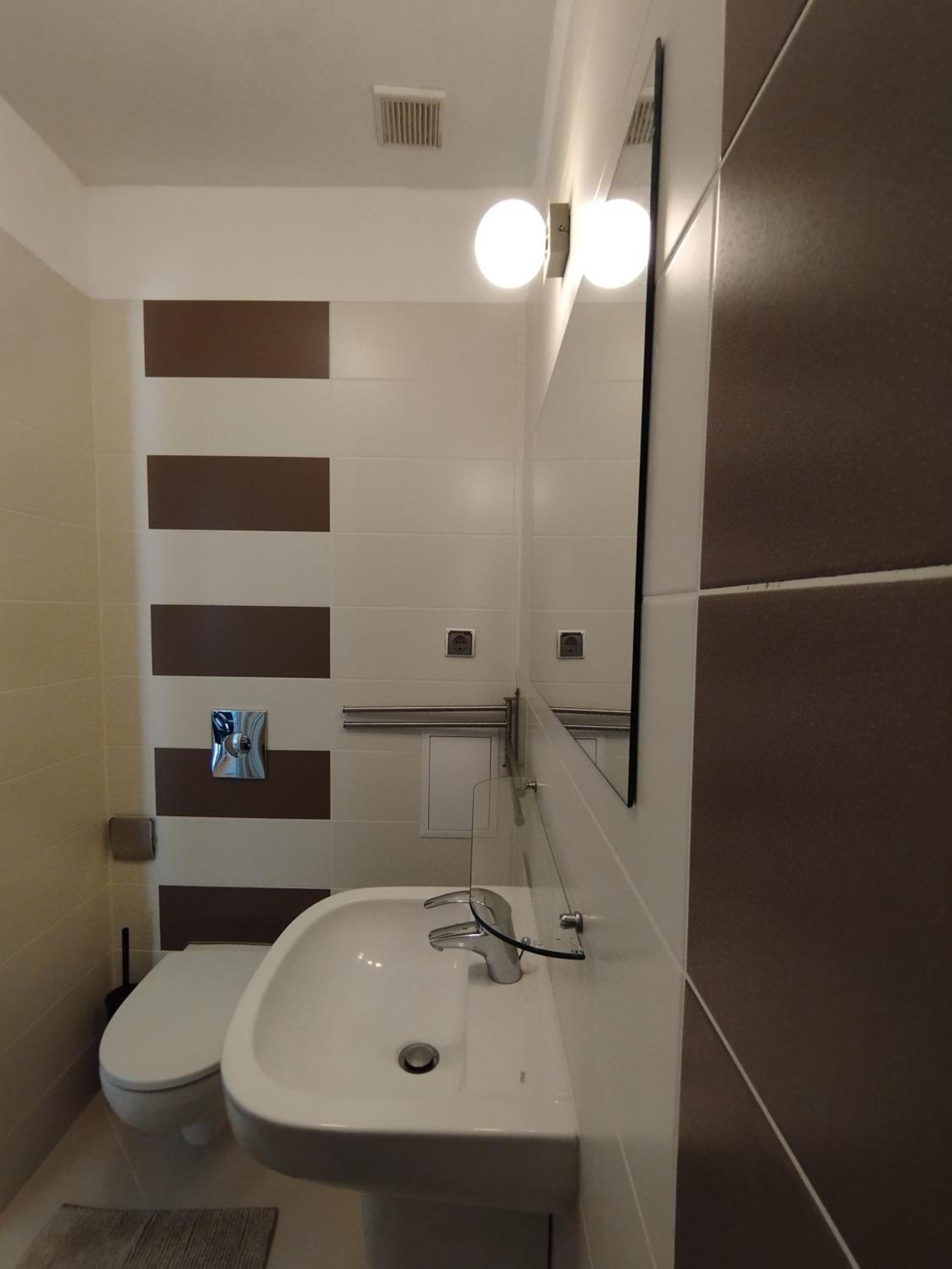 Top Center Apartment 7