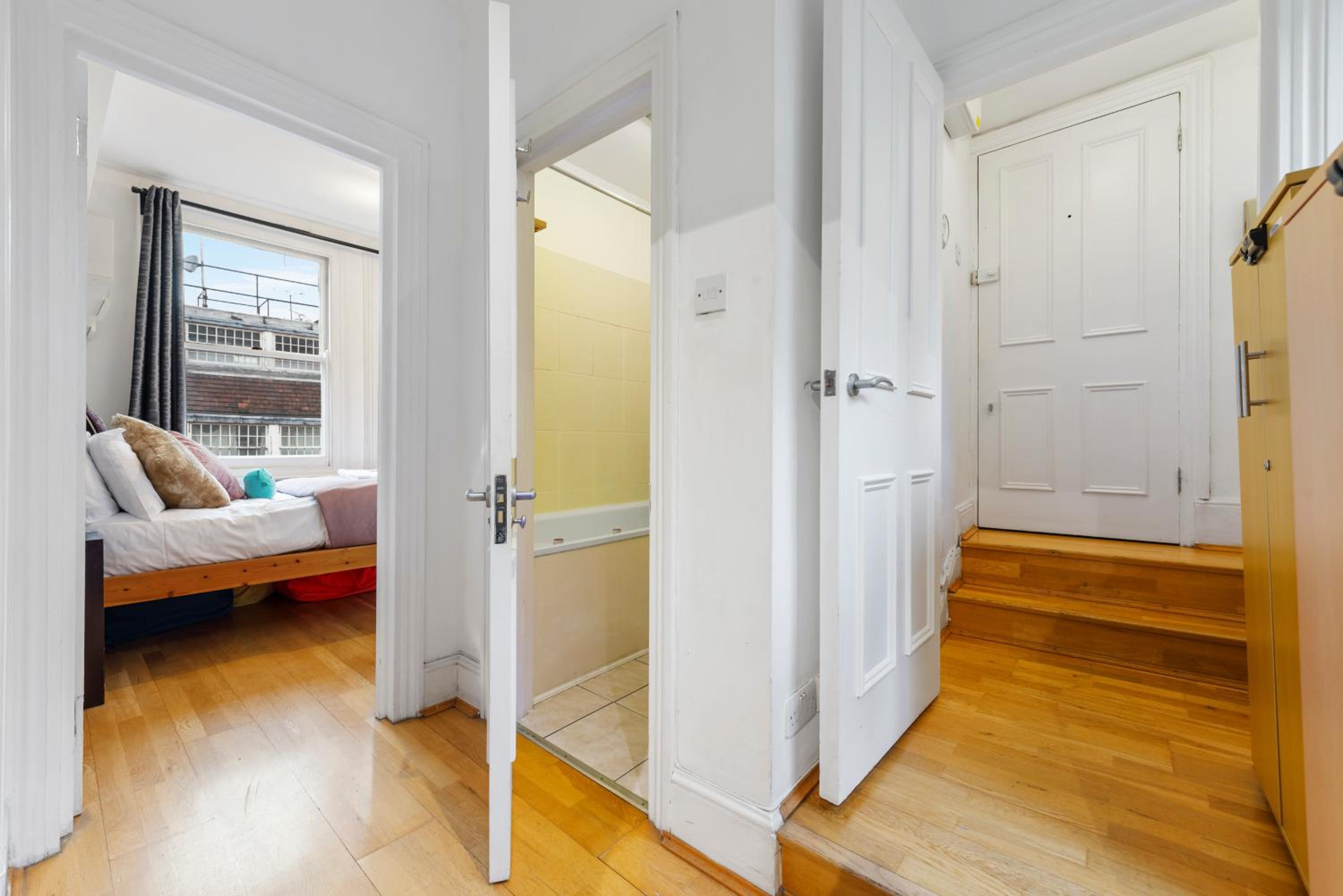 Modern Living in the Heart of Covent Garden! No Lift 6BC