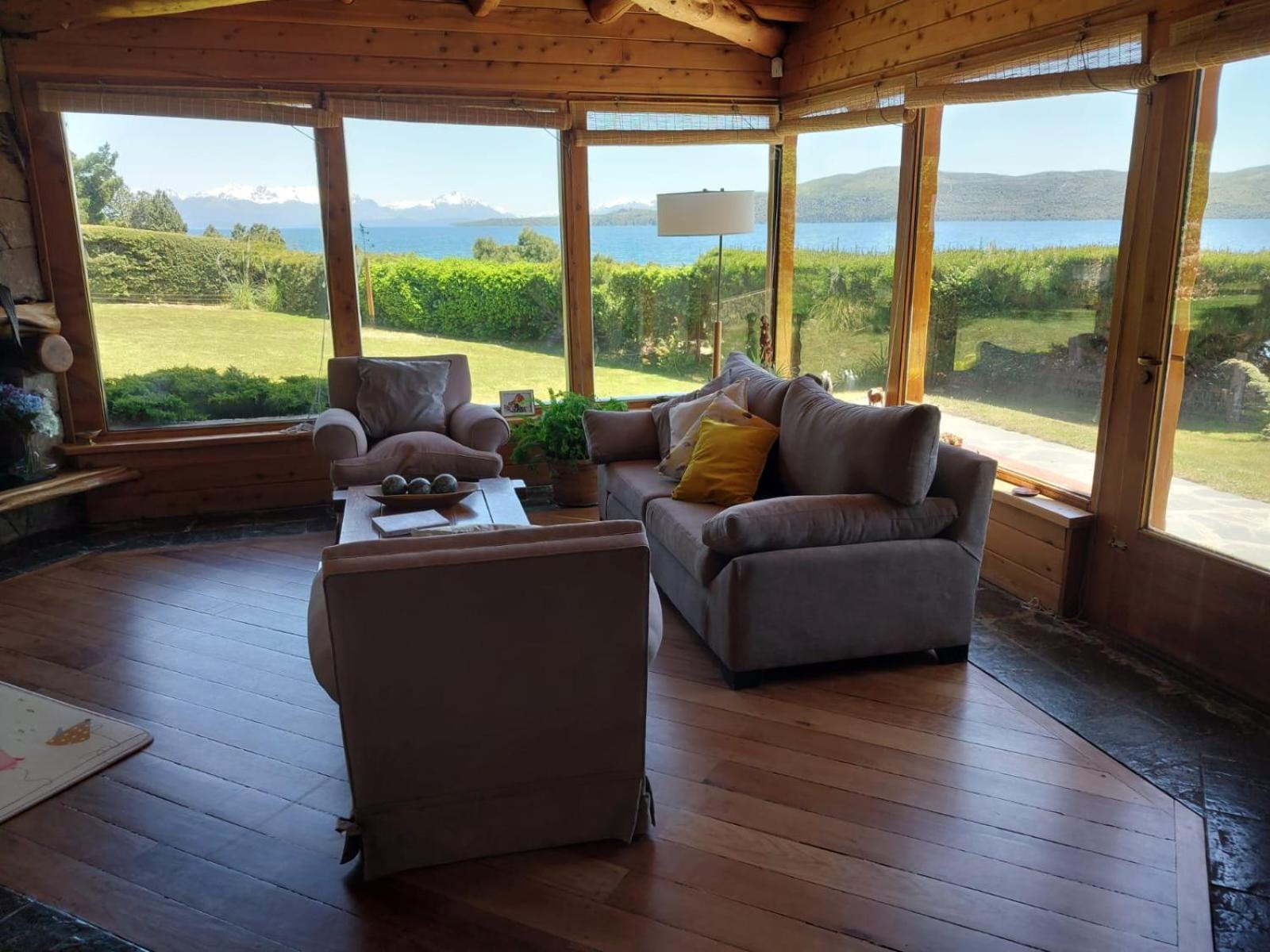 Casa con costa del lago