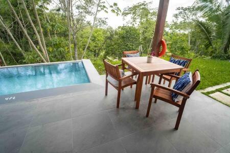 Cheerful 2 bedroom Villa with Pool