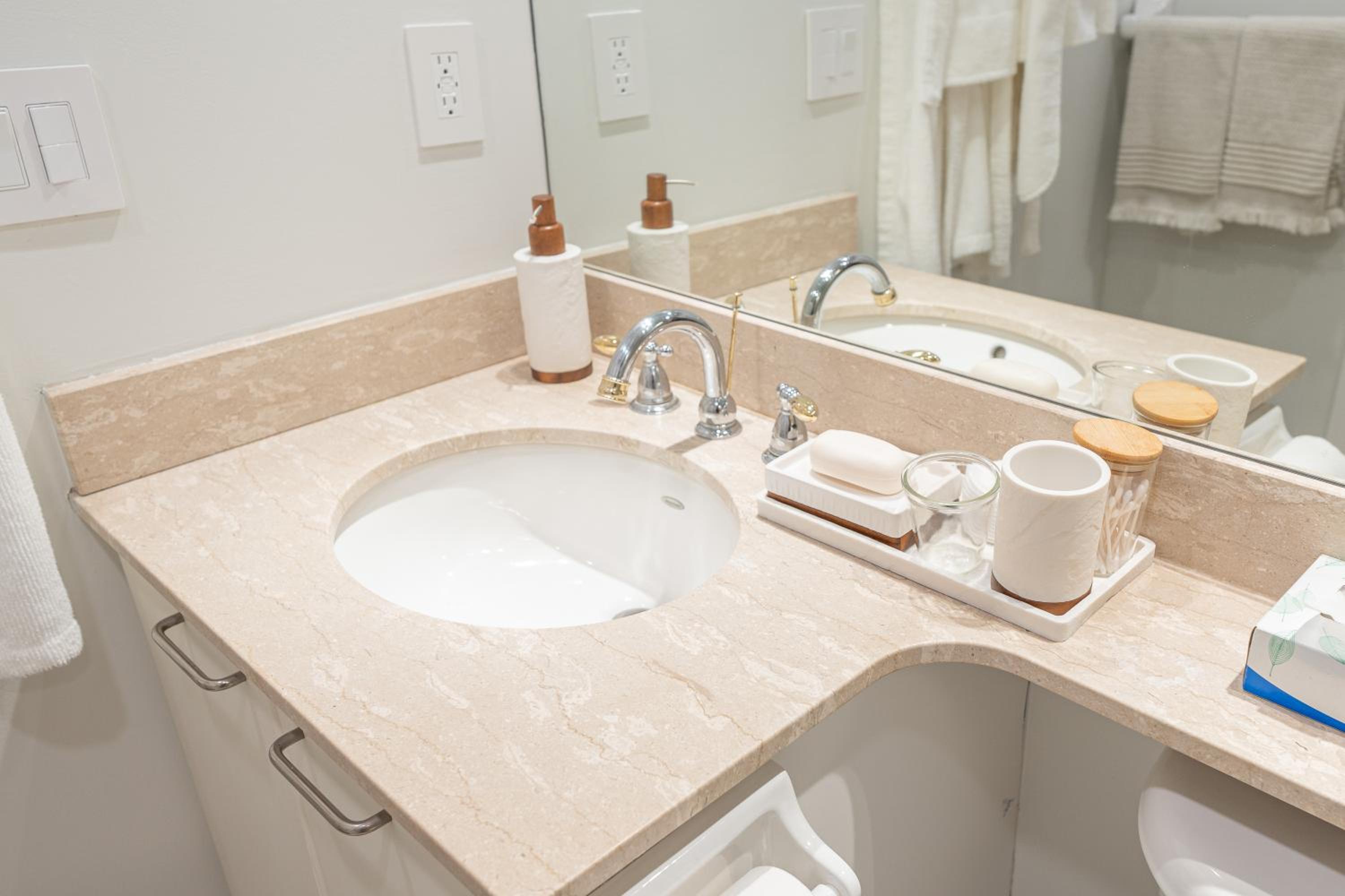 Boutique Suite in Downtown Toronto, Free Parking!