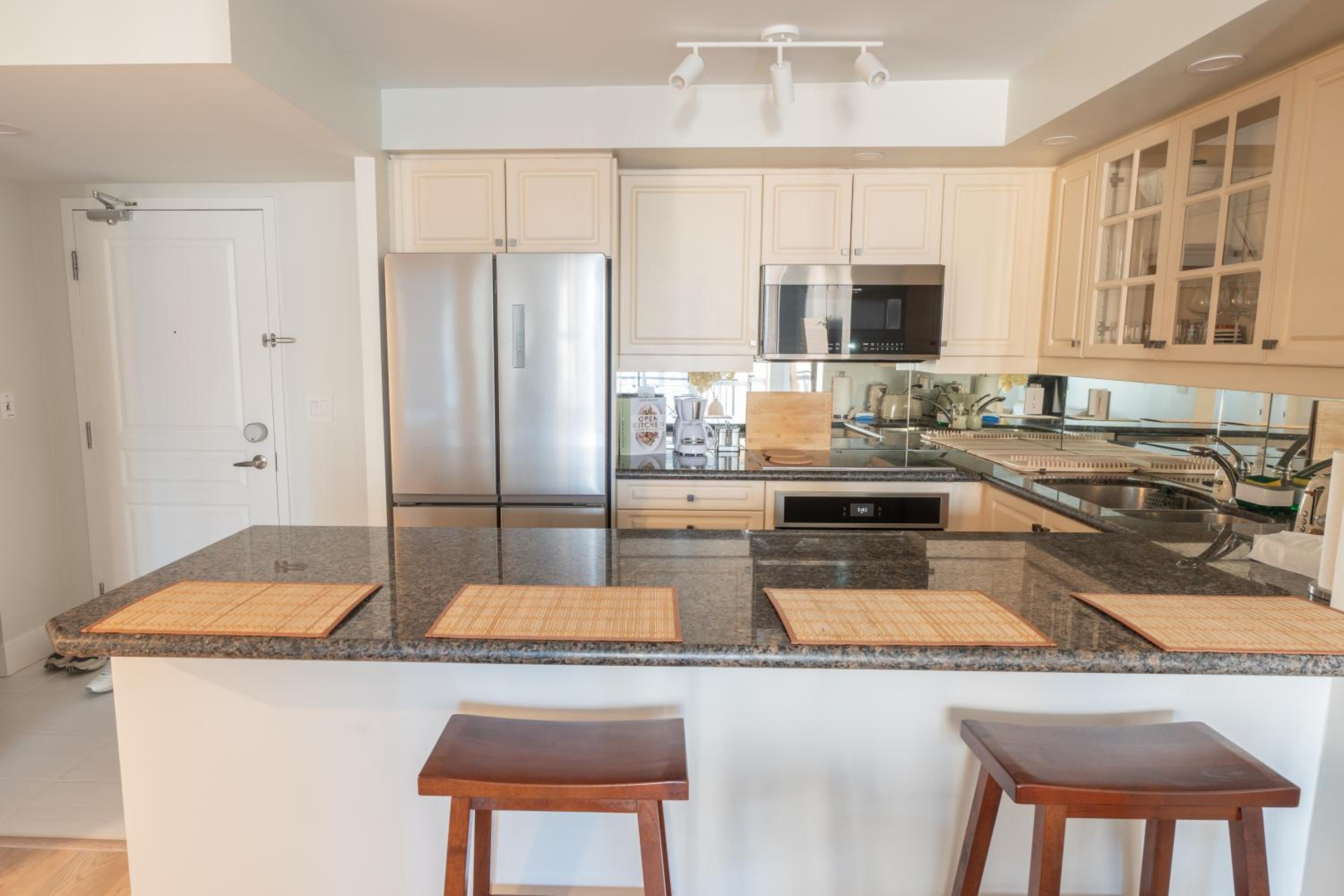 Boutique Suite in Downtown Toronto, Free Parking!