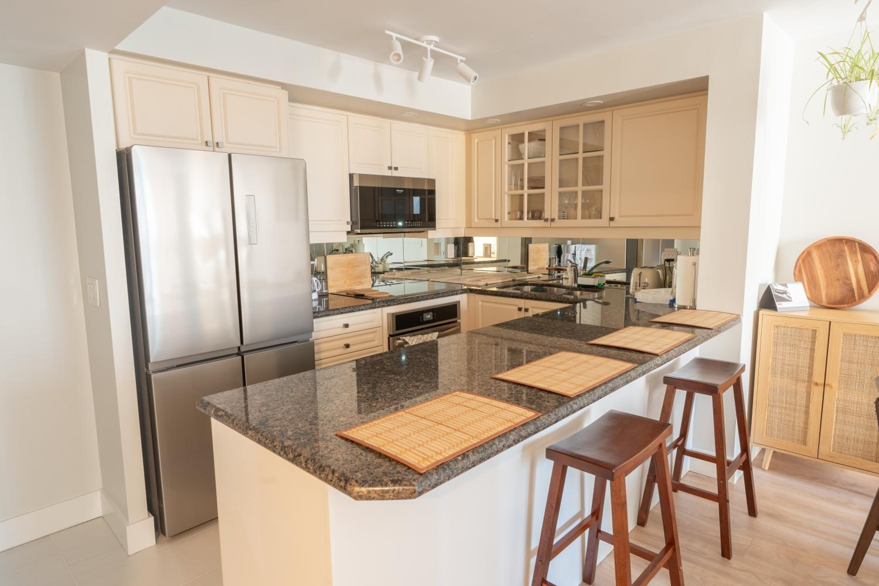 Boutique Suite in Downtown Toronto, Free Parking!