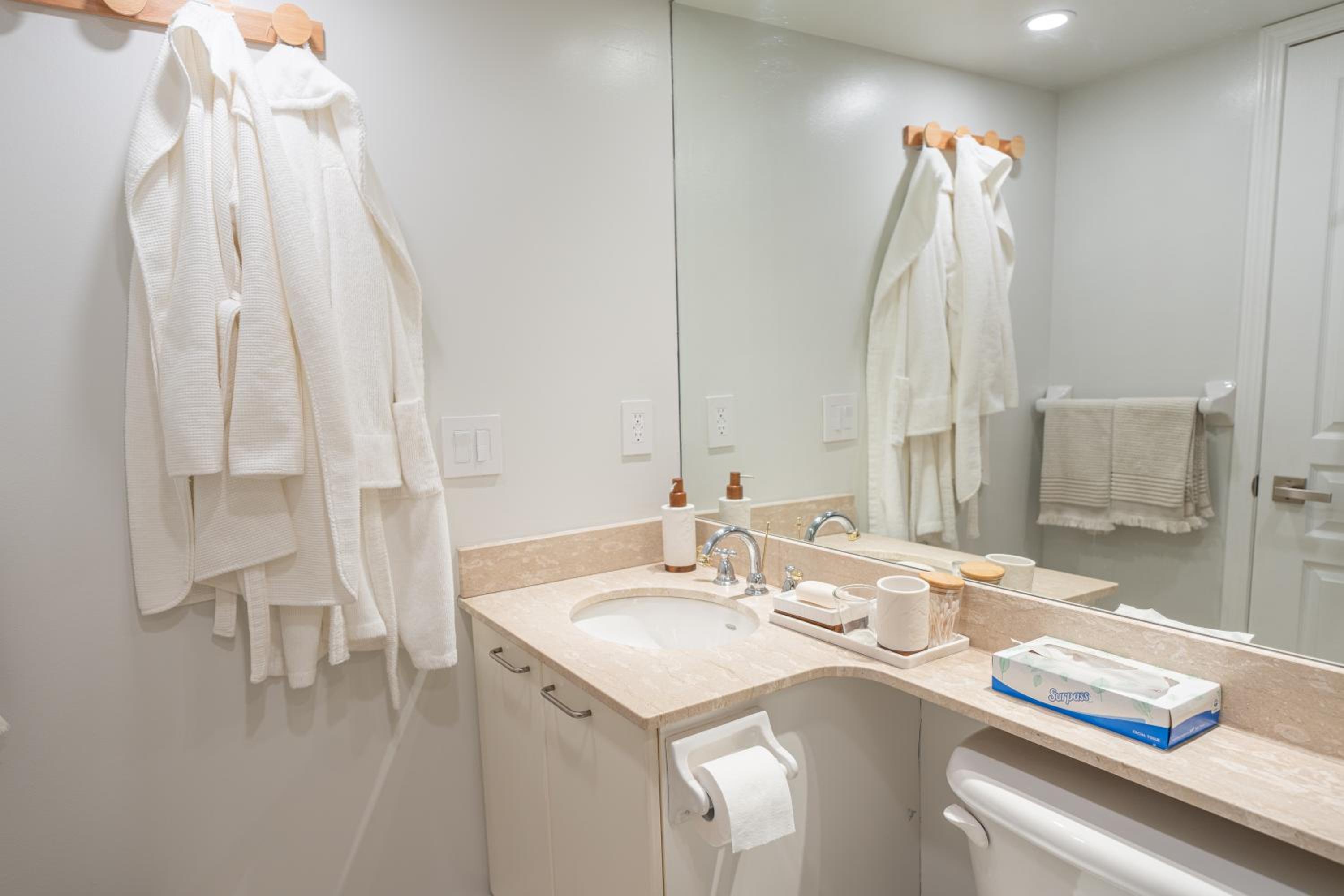 Boutique Suite in Downtown Toronto, Free Parking!