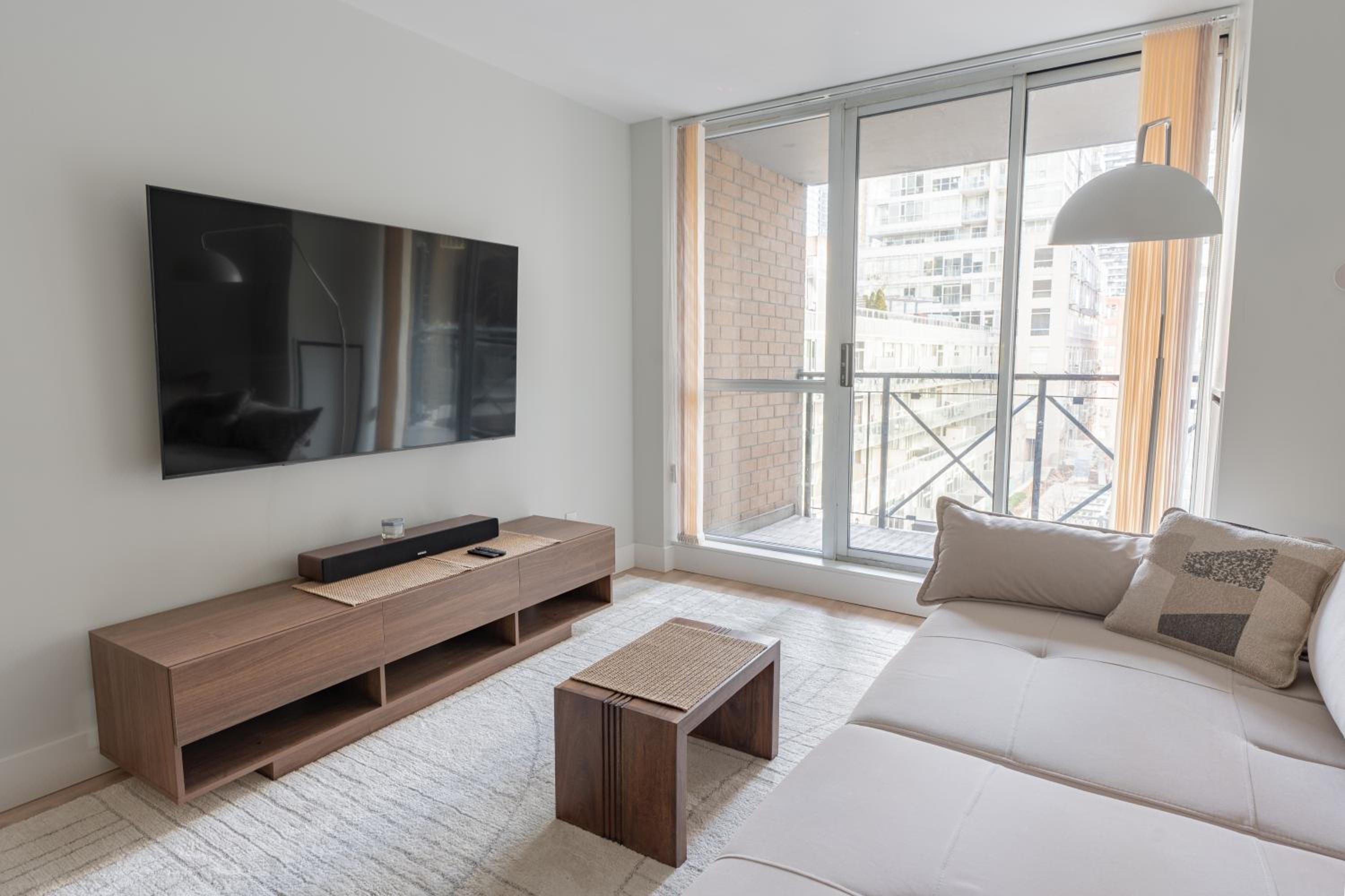 Boutique Suite in Downtown Toronto, Free Parking!