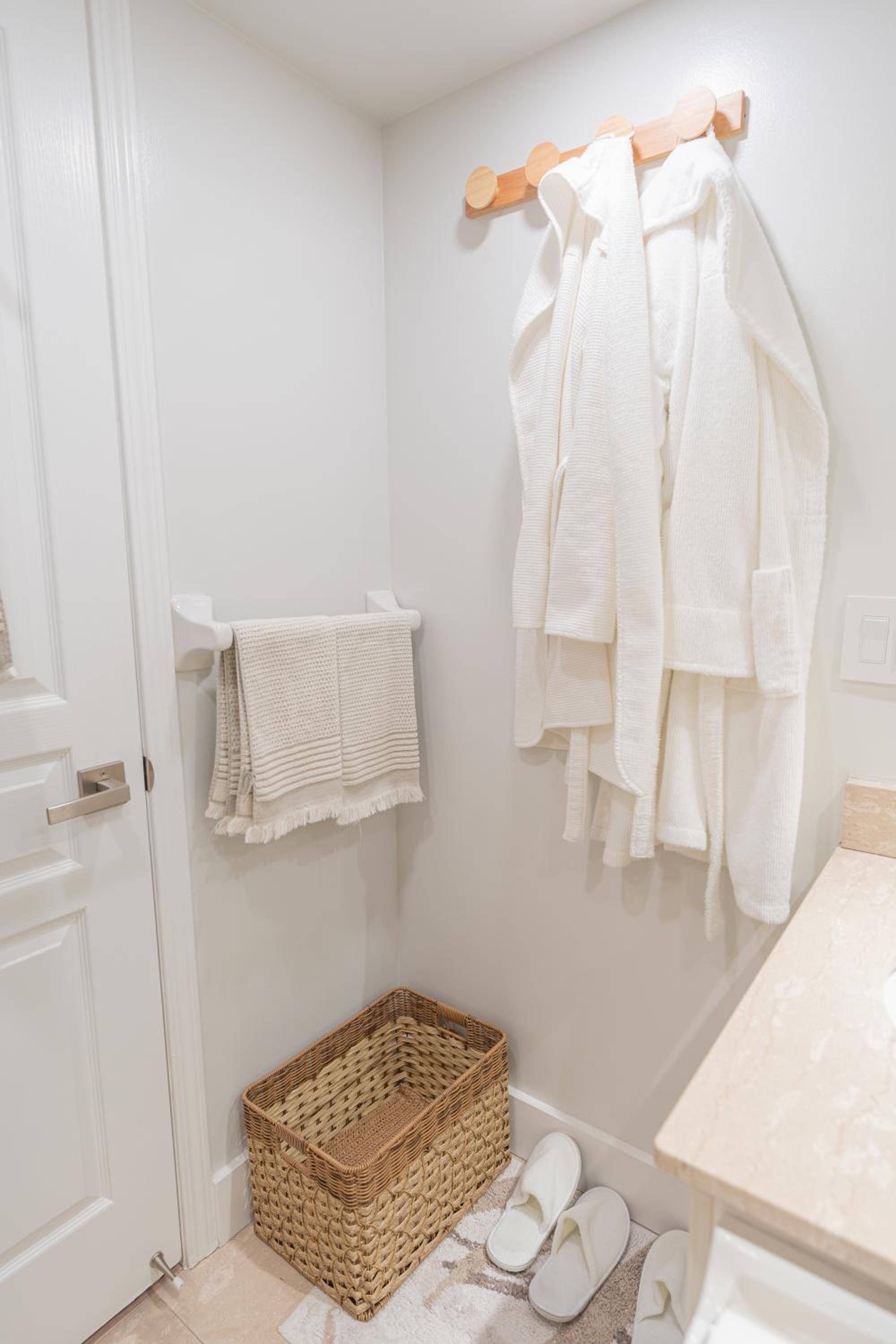 Boutique Suite in Downtown Toronto, Free Parking!
