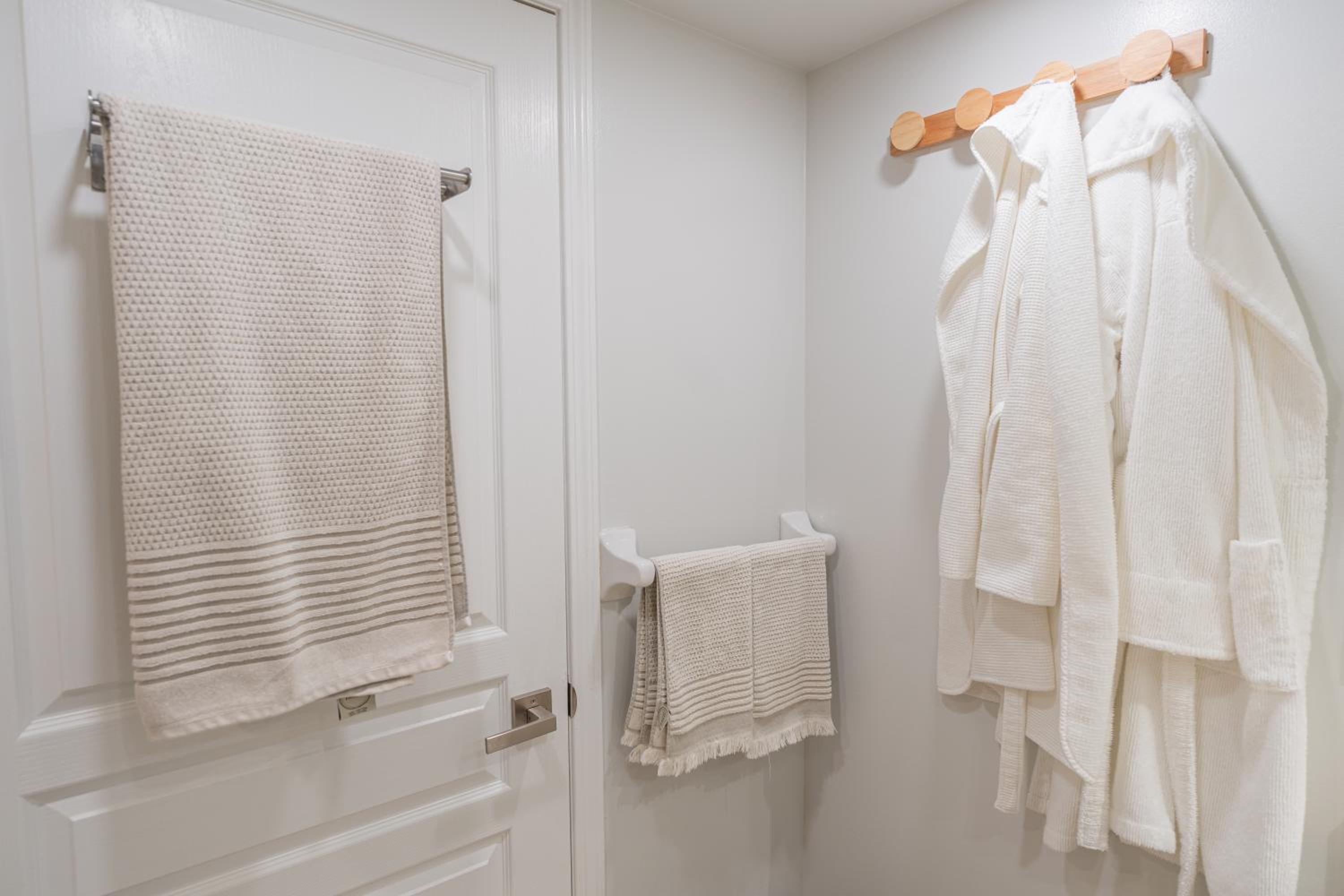 Boutique Suite in Downtown Toronto, Free Parking!