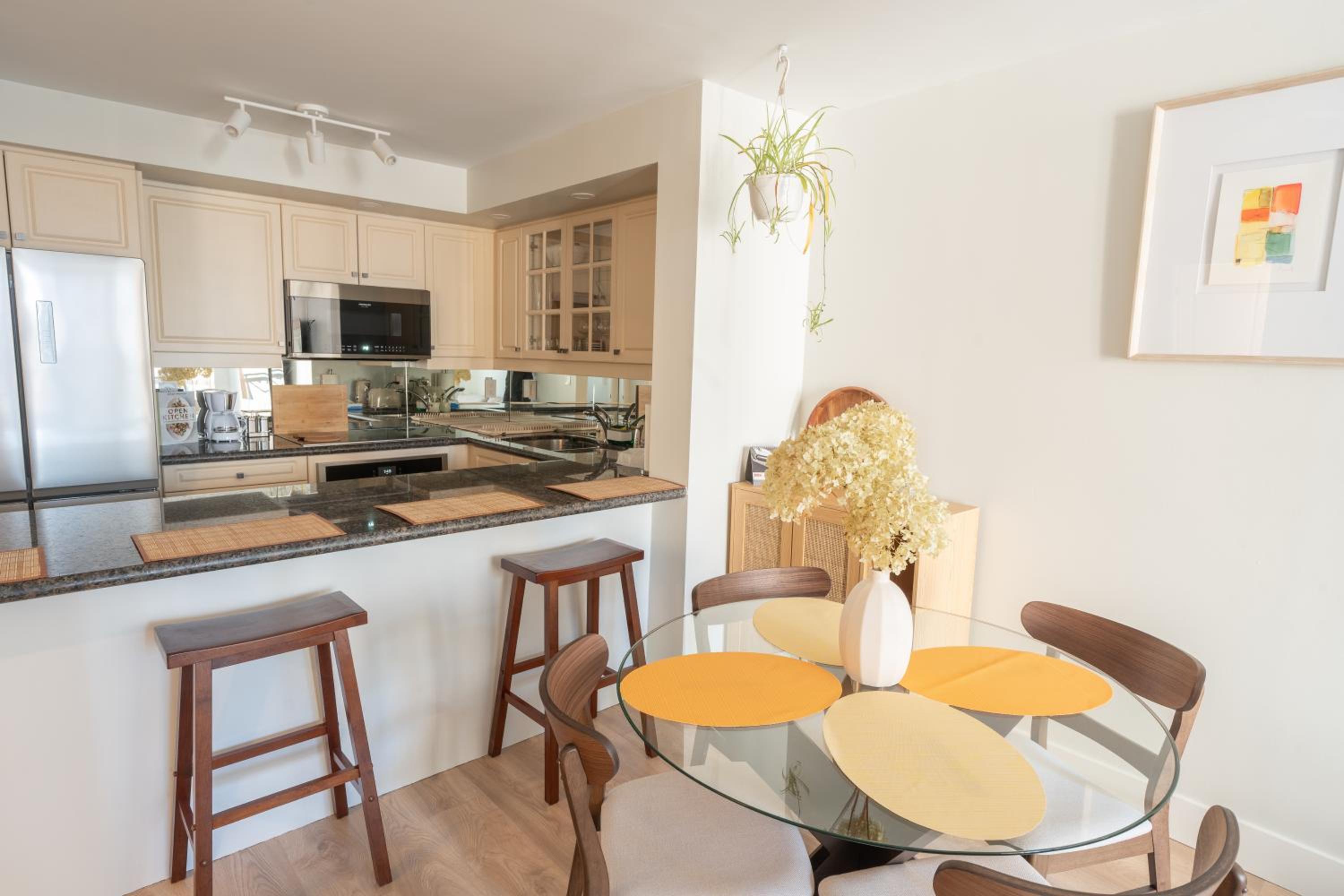 Boutique Suite in Downtown Toronto, Free Parking!