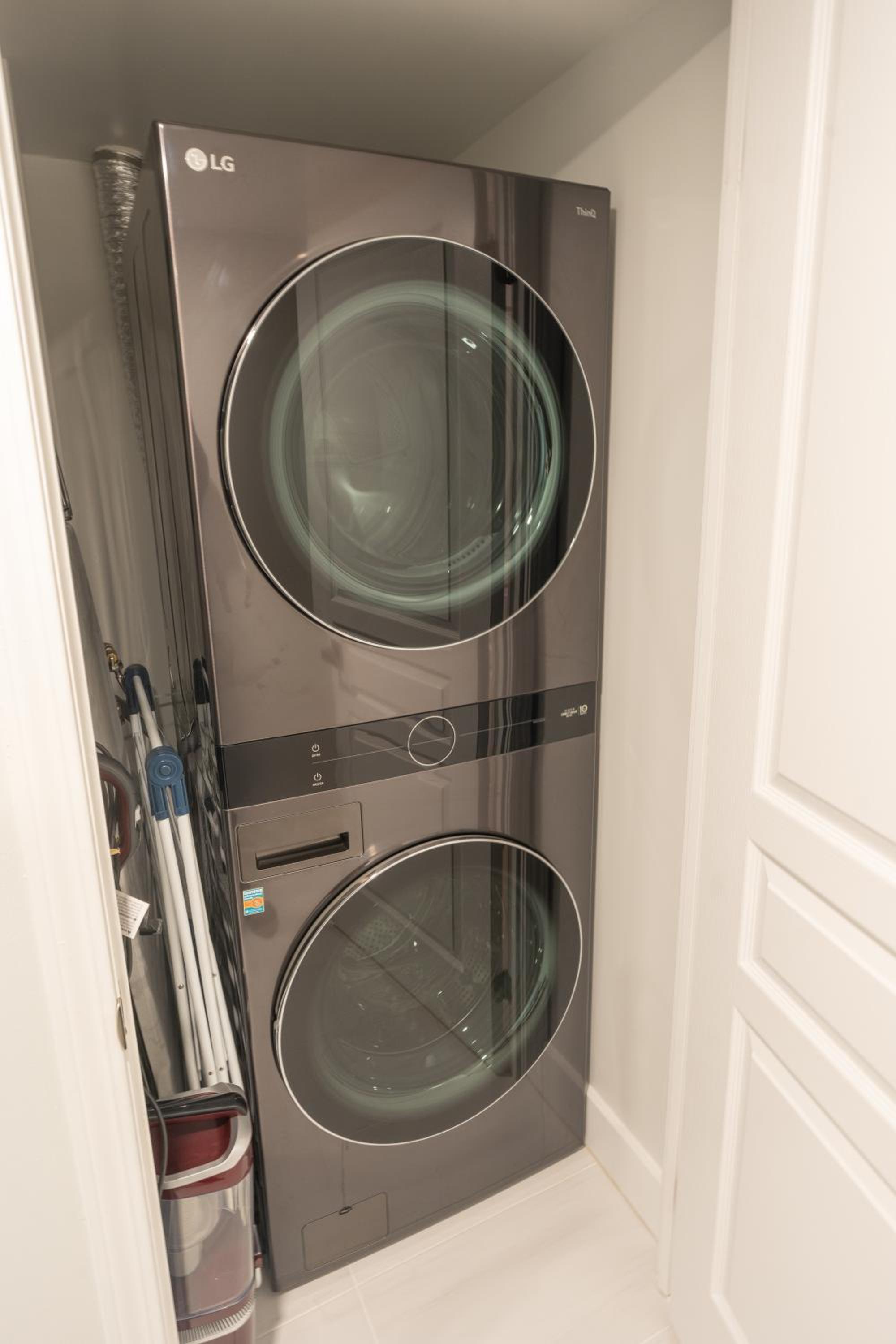 Boutique Suite in Downtown Toronto, Free Parking!
