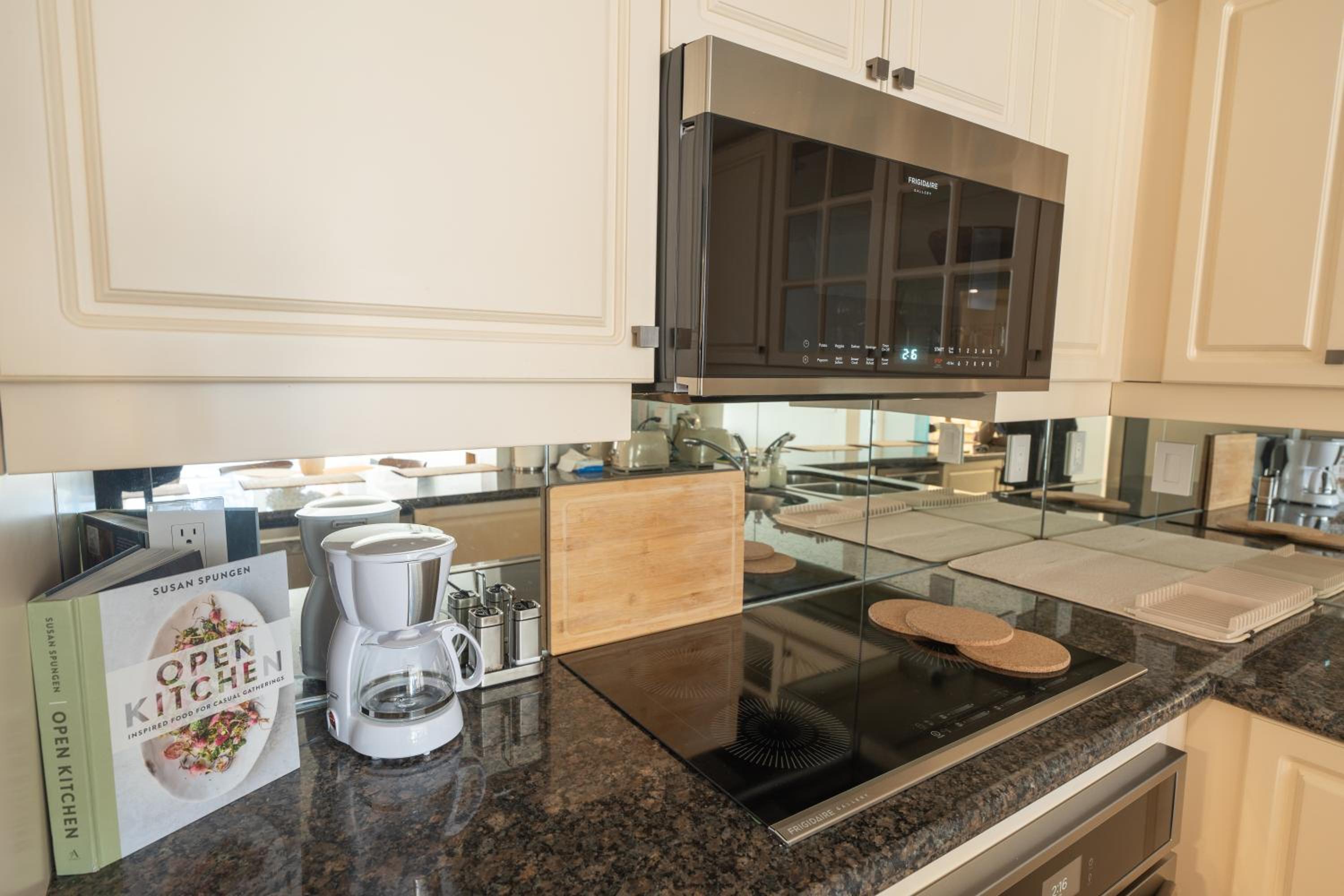Boutique Suite in Downtown Toronto, Free Parking!