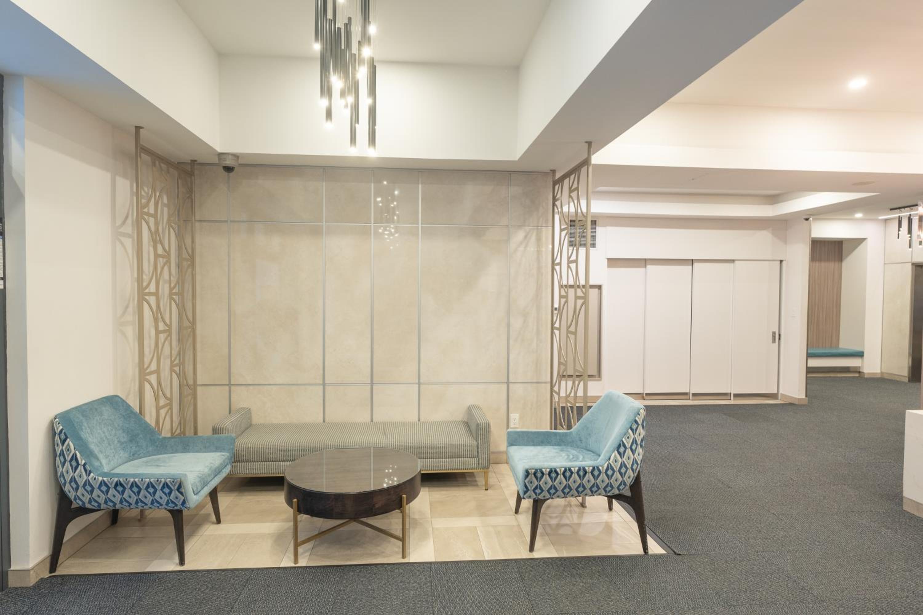 Boutique Suite in Downtown Toronto, Free Parking!