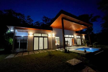 Private Modern Villa Near Resort District