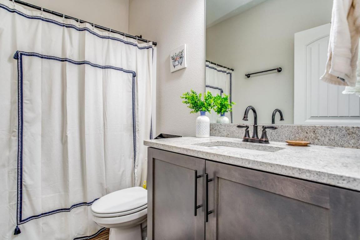 Beach Flow Bungalow-Mins to Downtown-Dining-Base view 5
