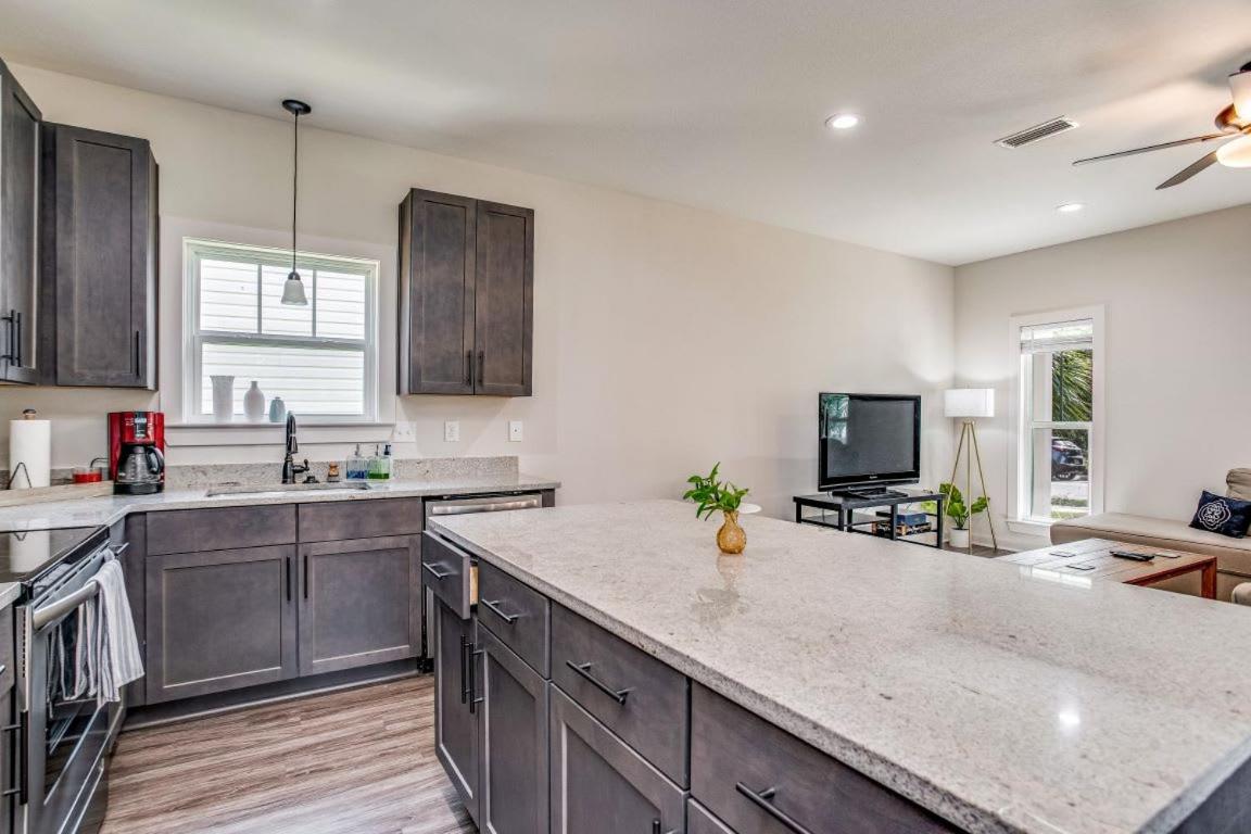 Beach Flow Bungalow-Mins to Downtown-Dining-Base view 3
