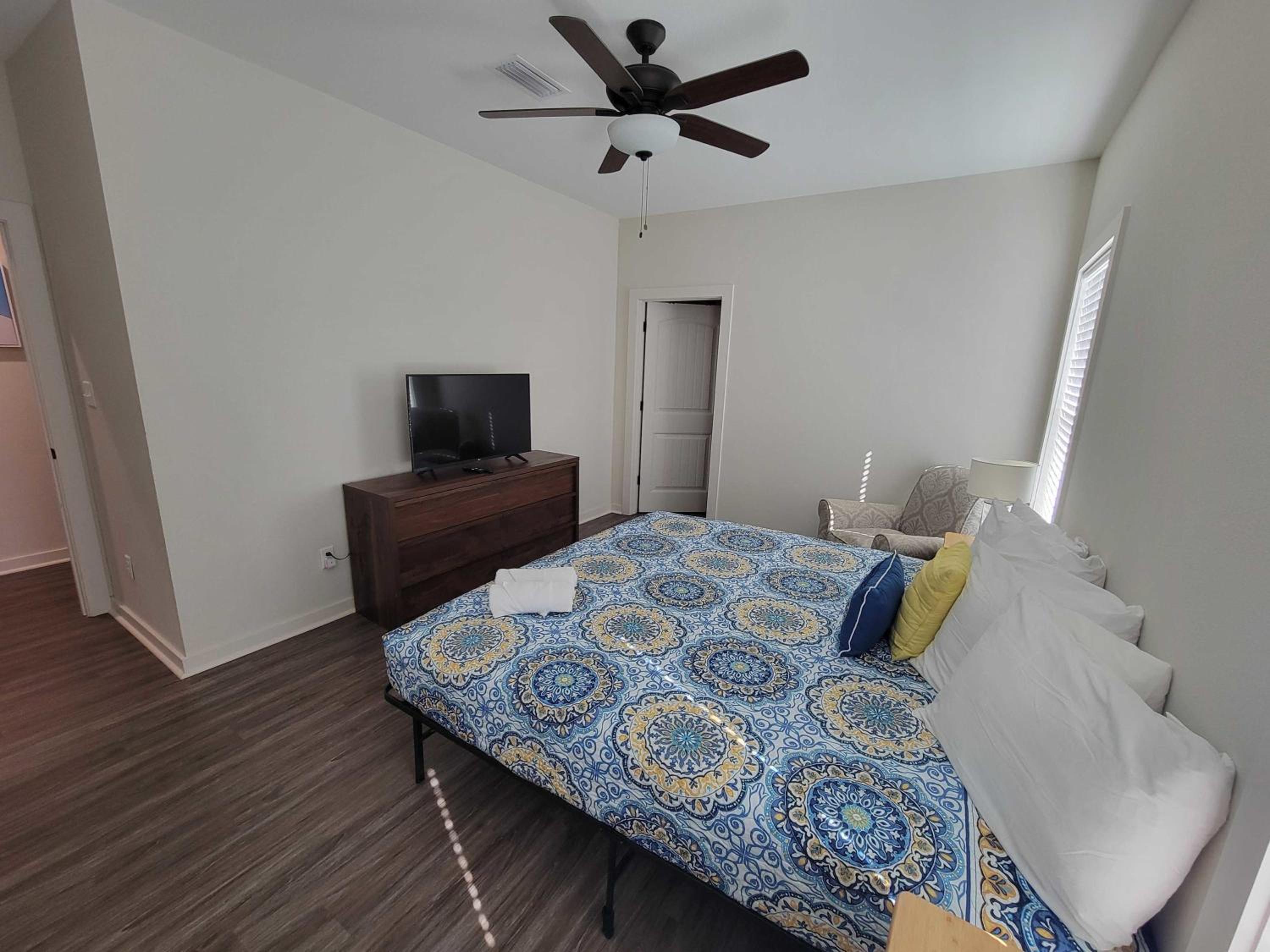 Beach Flow Bungalow-Mins to Downtown-Dining-Base view 4