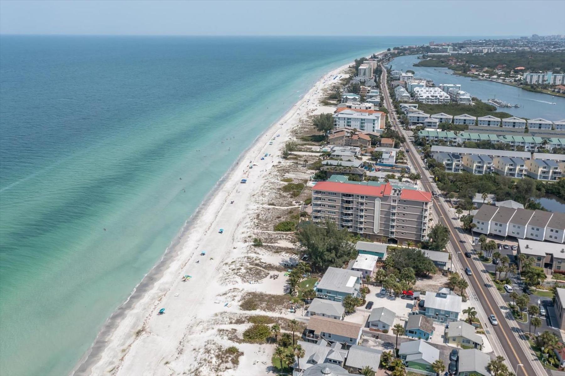 Indian Shores Waterway View, walk to beach, pool hot tub, dock
