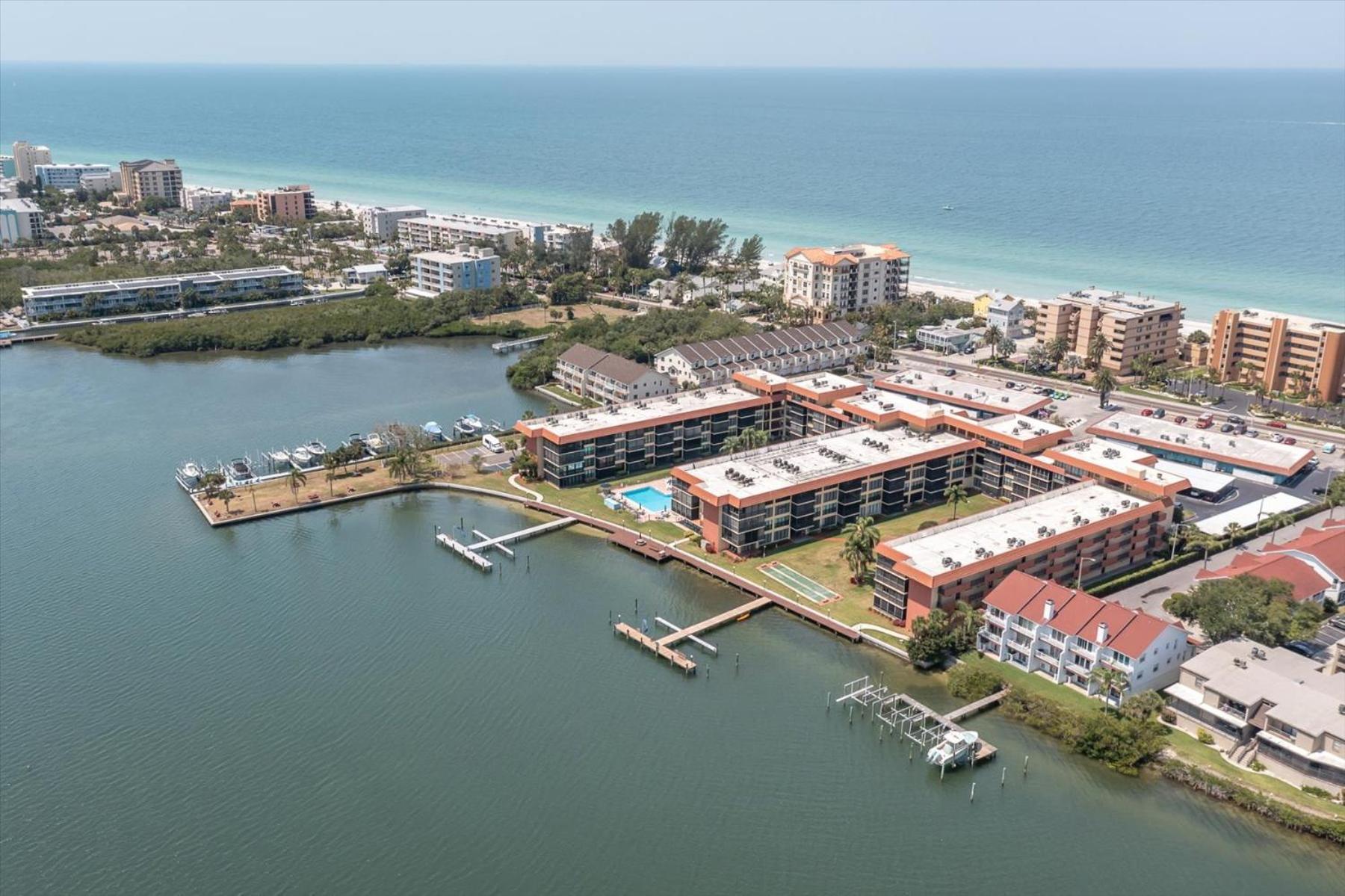 Indian Shores Waterway View, walk to beach, pool hot tub, dock
