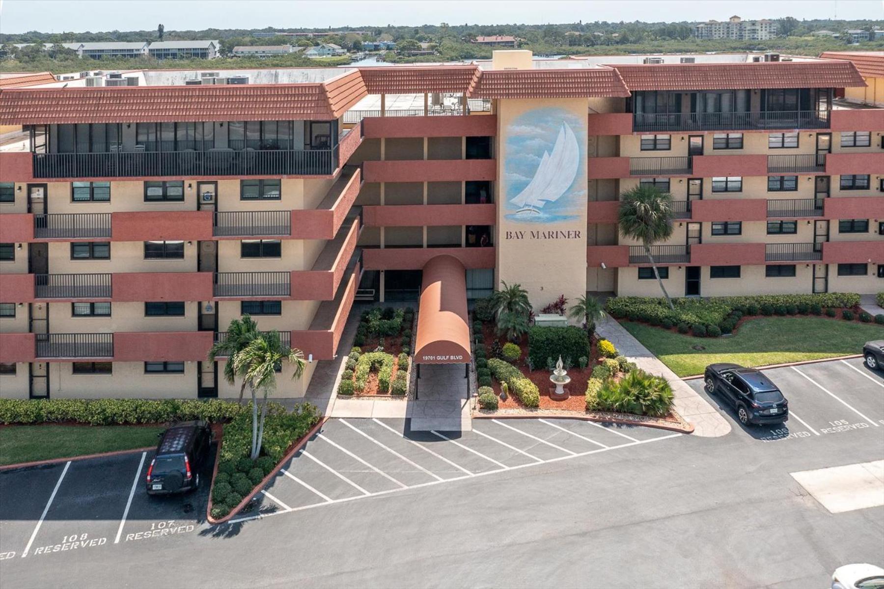 Indian Shores Waterway View, walk to beach, pool hot tub, dock