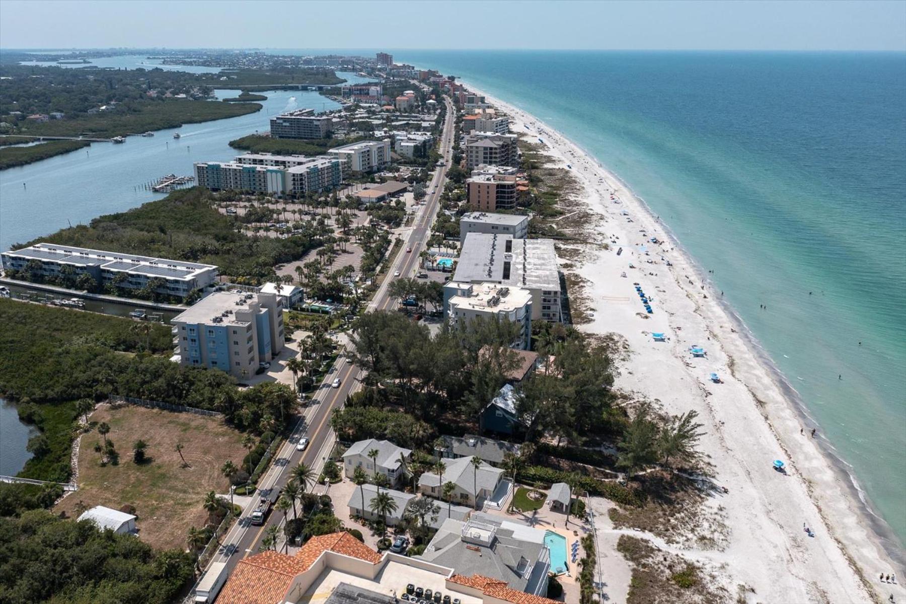 Indian Shores Waterway View, walk to beach, pool hot tub, dock