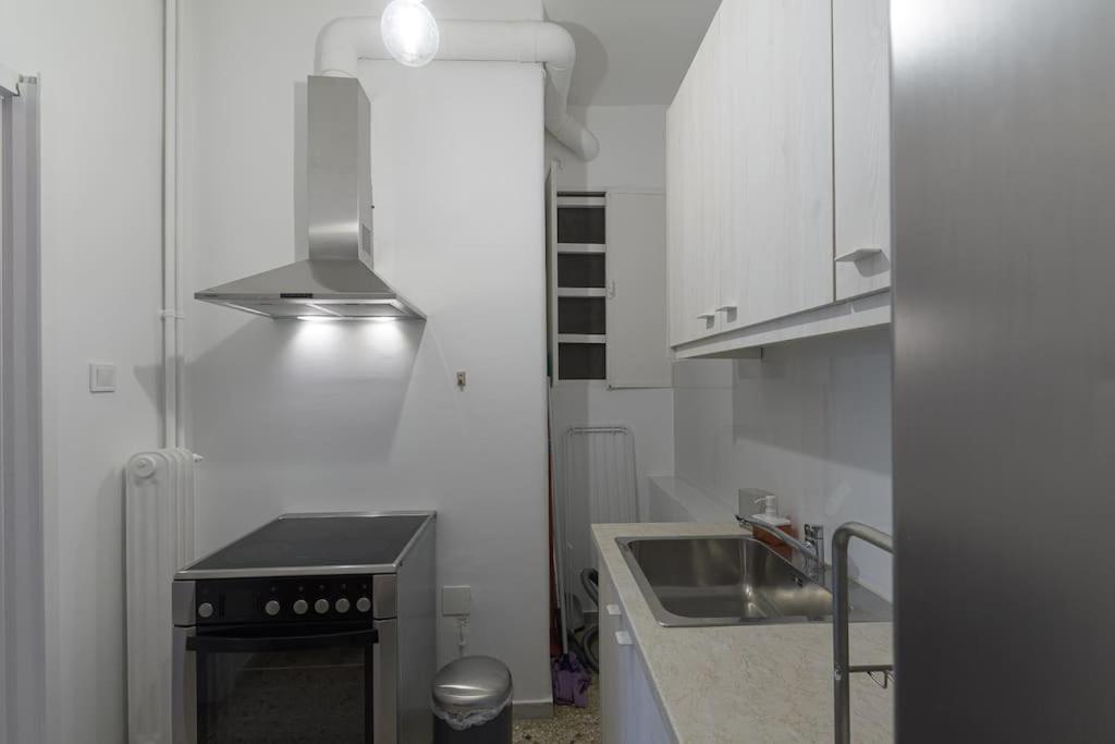 Sunny Central Luxury 50 sm with balcony view 4th floor photo 3