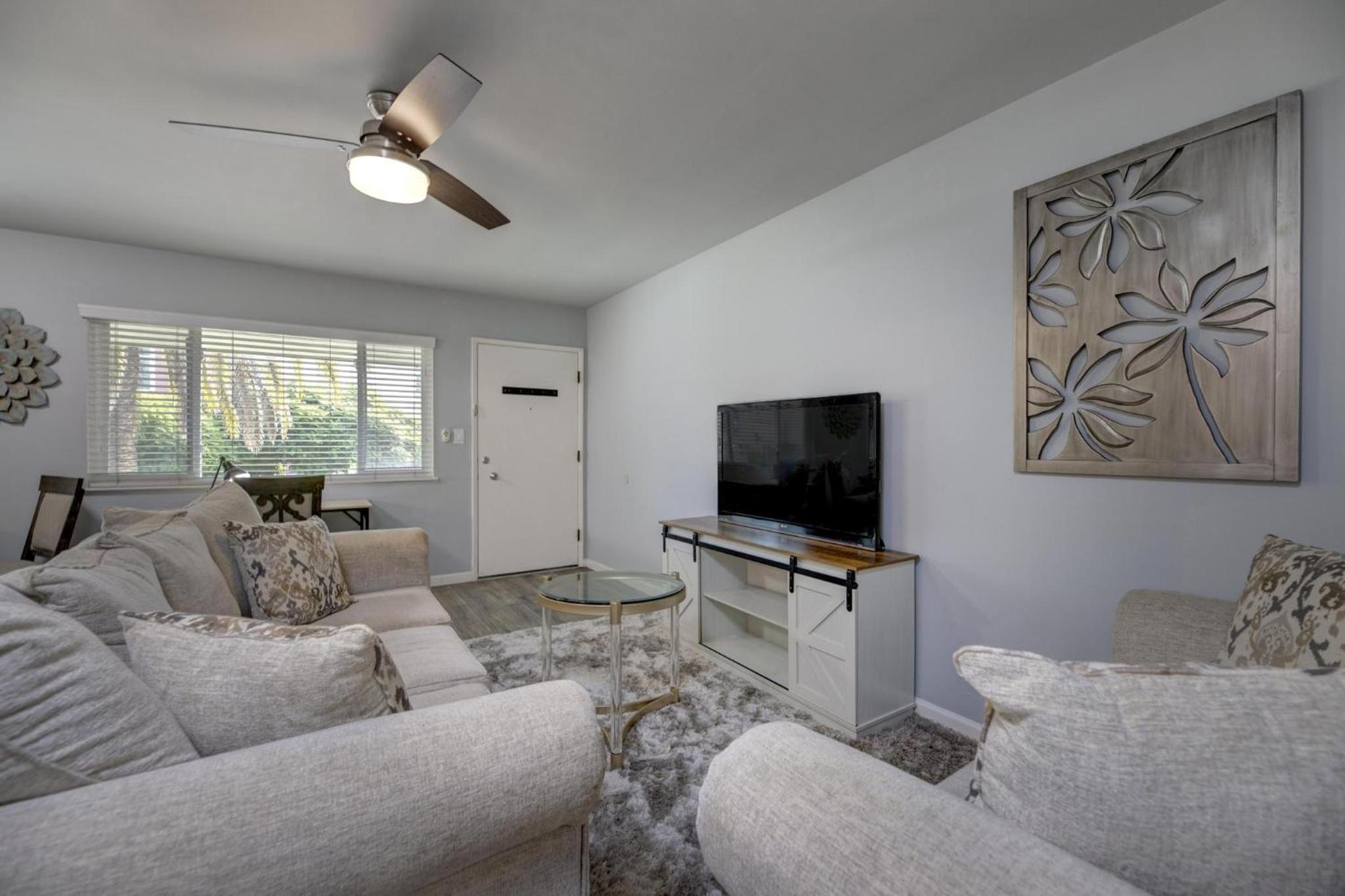 Cute Apt Close to Downtown, Long Beach! apts view 3