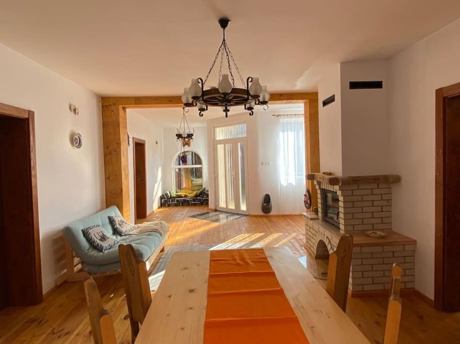 Mura House