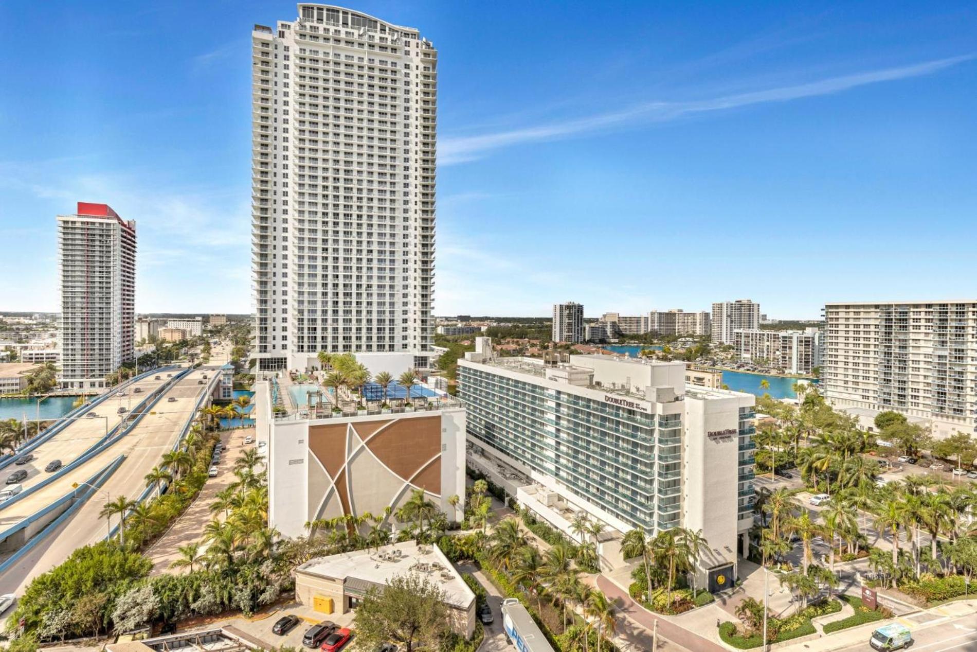 Walk to the Beach-1BR Apartment on the 10th floor - Image 1