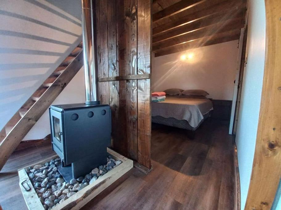 cabaña en orilla de río