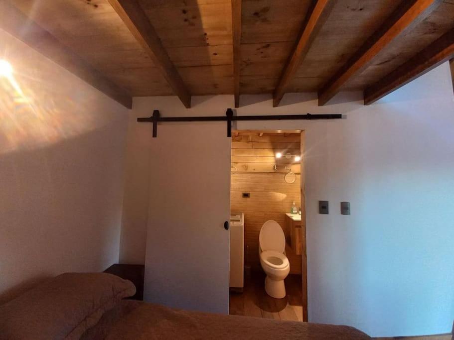 cabaña en orilla de río
