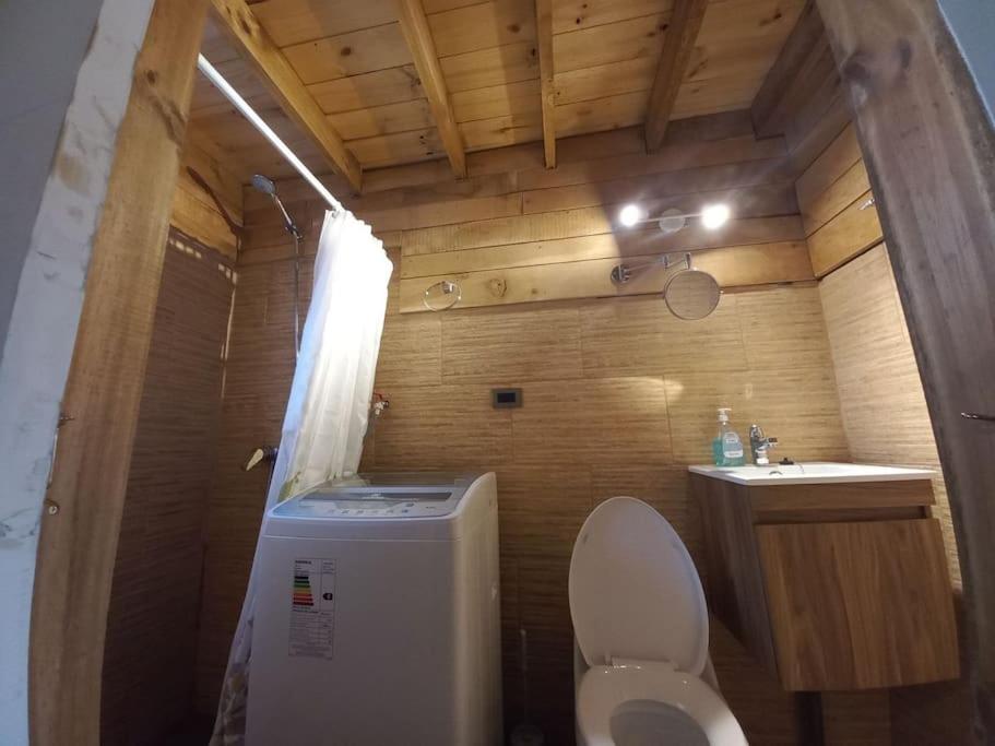 cabaña en orilla de río