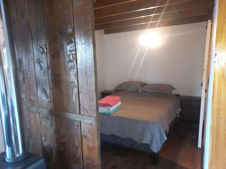 cabaña en orilla de río