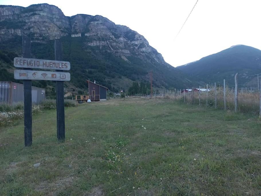 cabaña en orilla de río