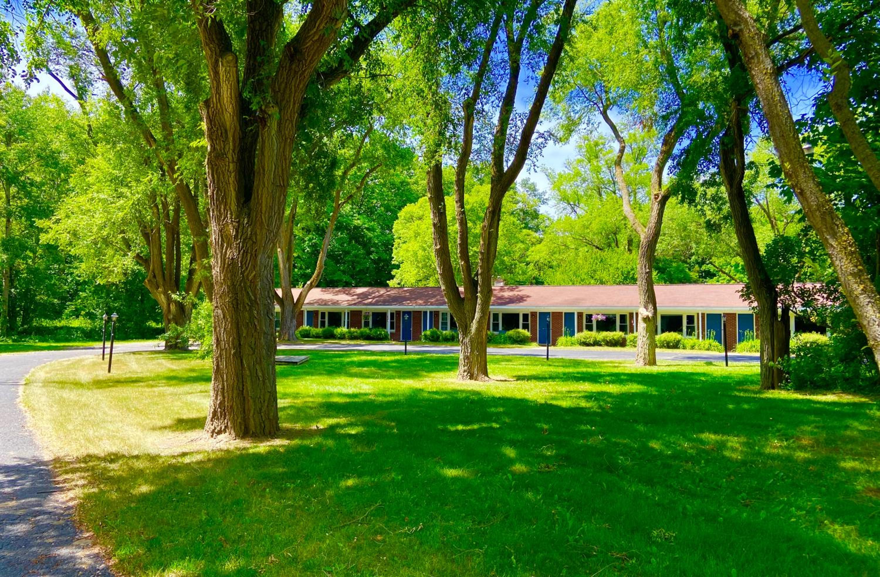 Hotel Elk Rapids Lakeshore Inn - Image 1